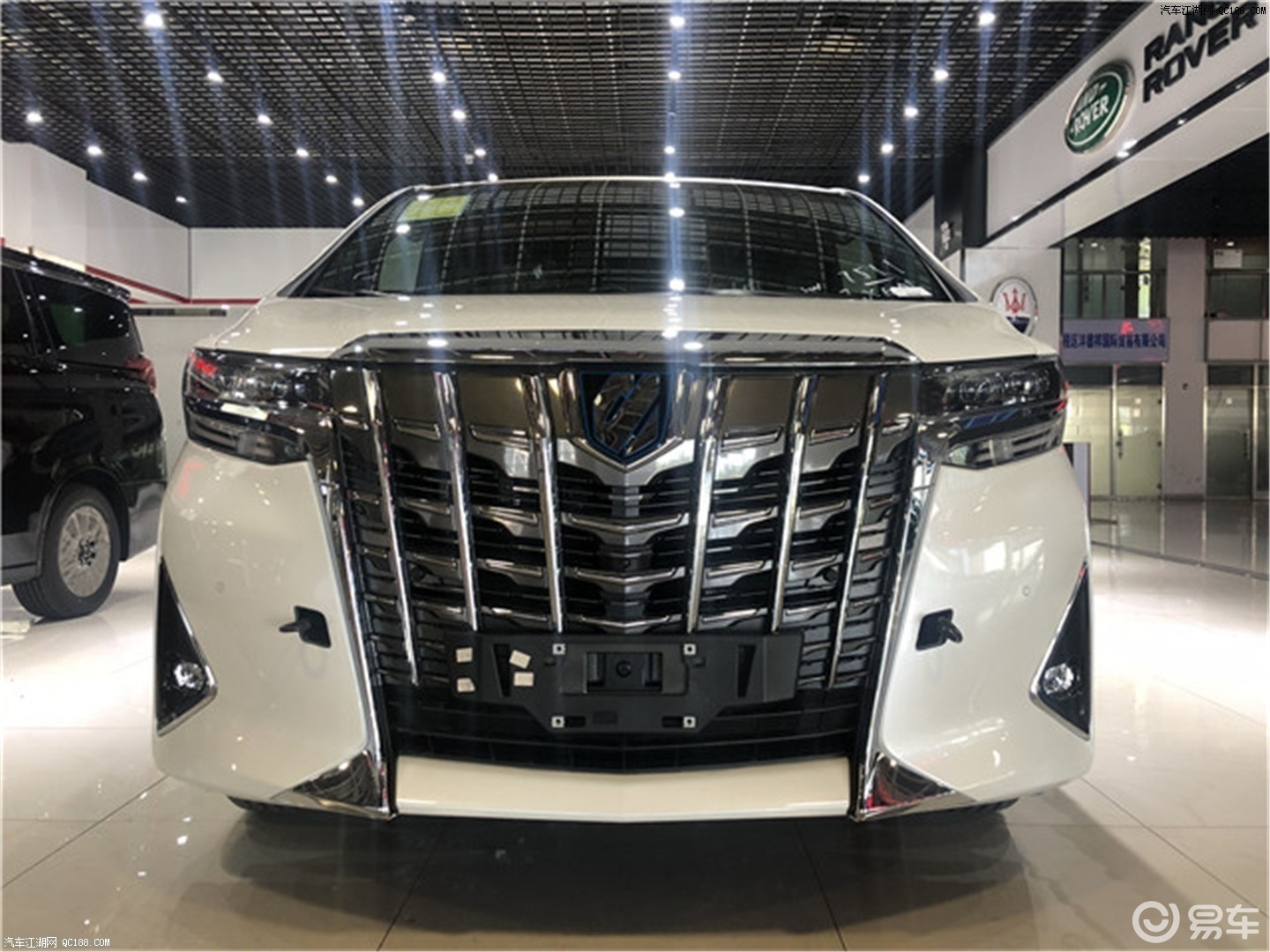 全新丰田埃尔法2.5 车前脸非常的独特巨大的中网盾牌造型_易车