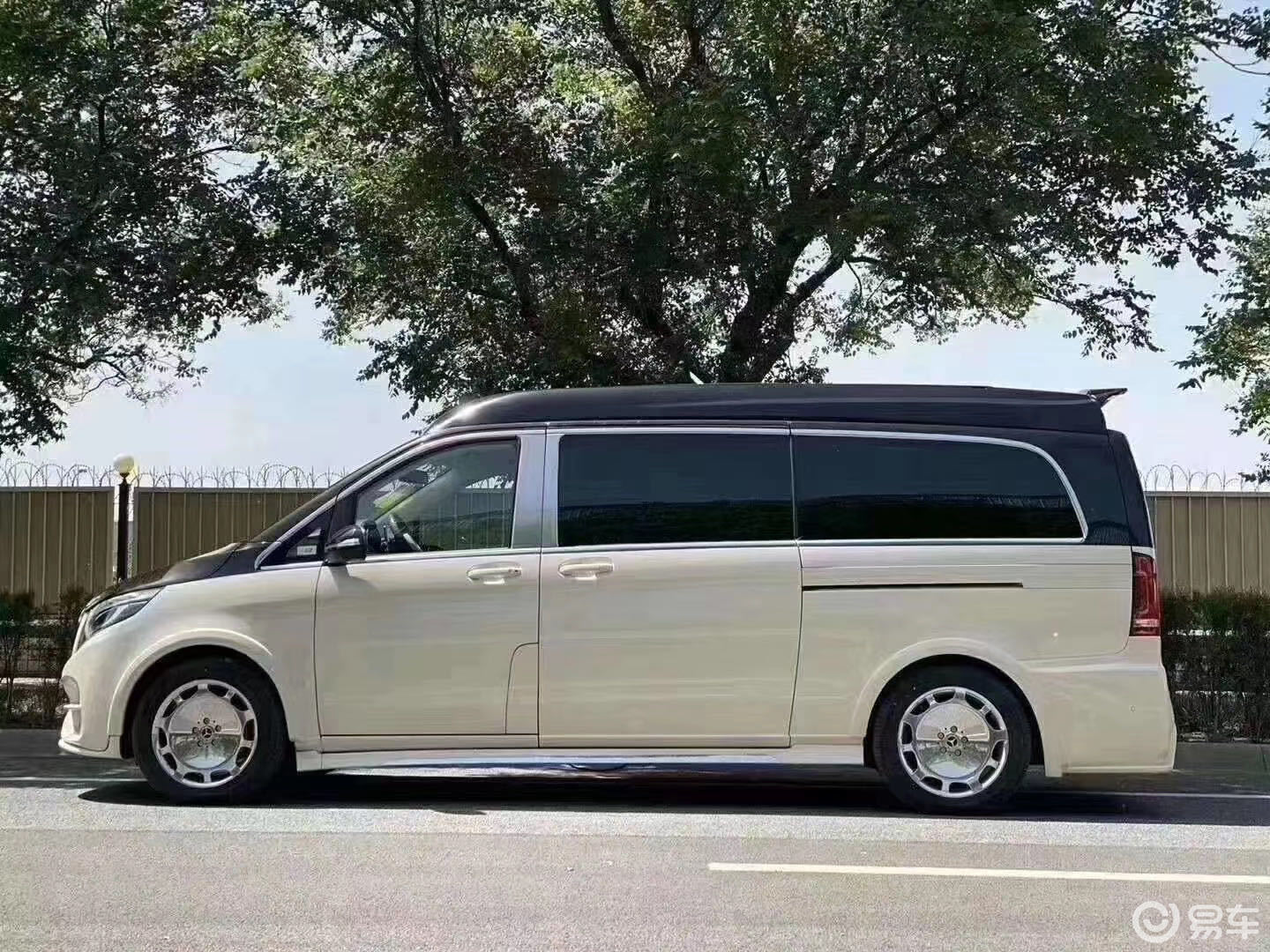 迈巴赫双拼色商务车时尚外观典雅内饰