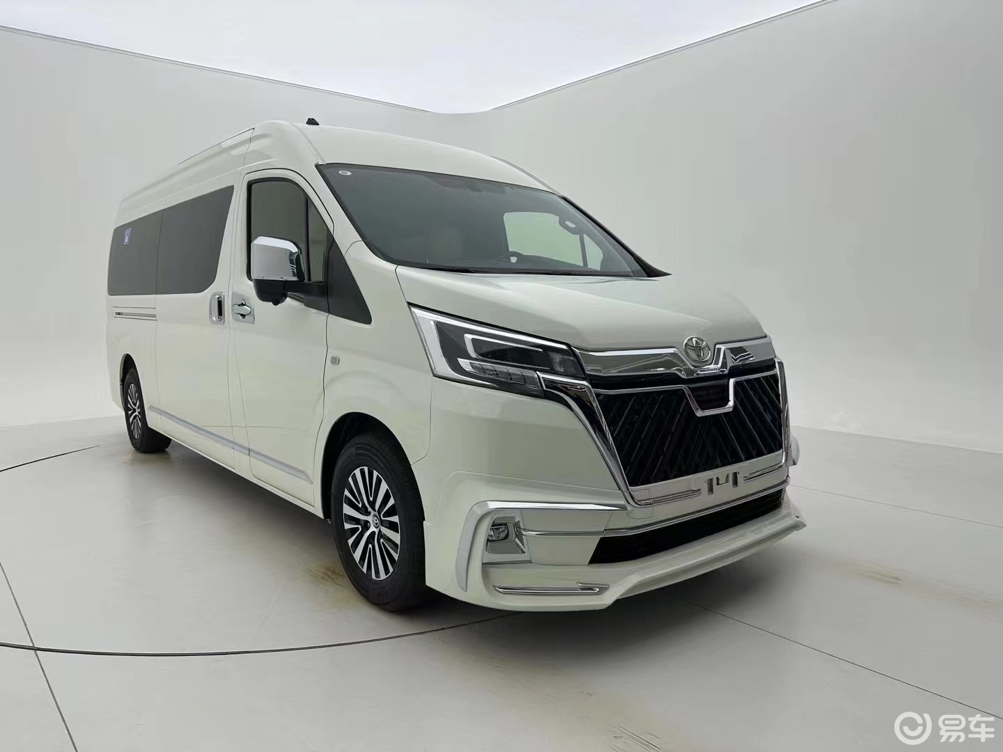 在众多商务车中,丰田海狮以其超凡的宽敞内部空间脱颖而出,且蓝牌c照