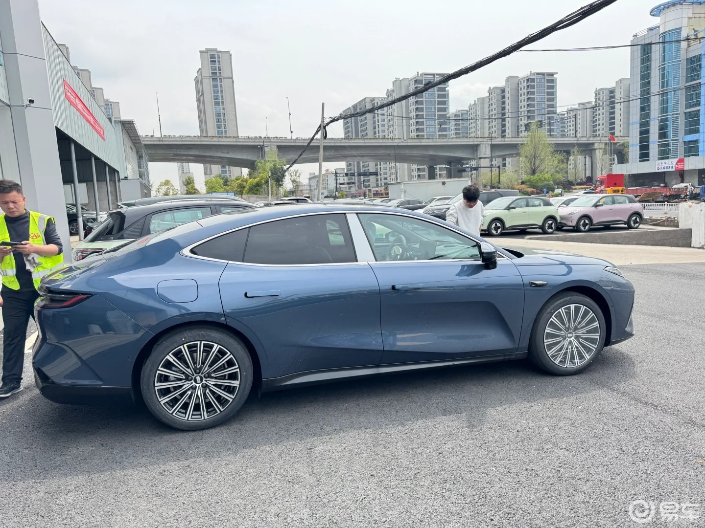 吉利银河星耀8限时11.58万起，定位中大型轿车