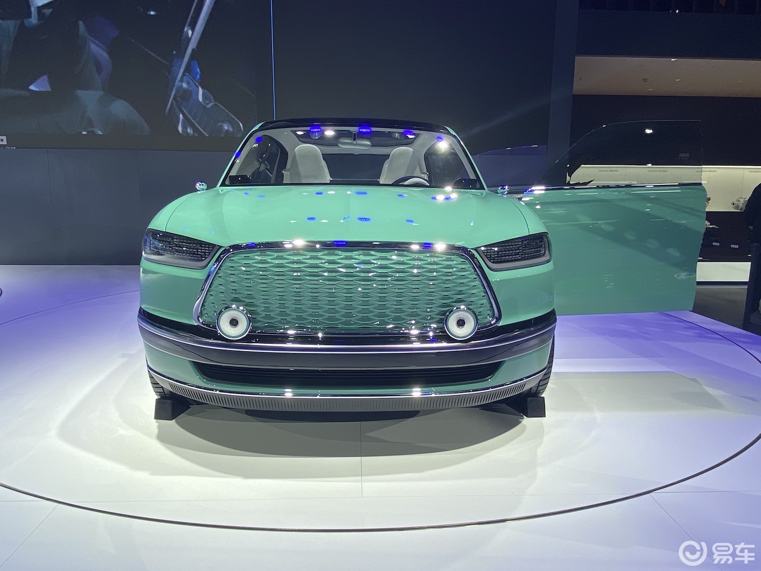 欧拉概念车亮相北京车展 原路虎外饰设计总监西蒙斯打造