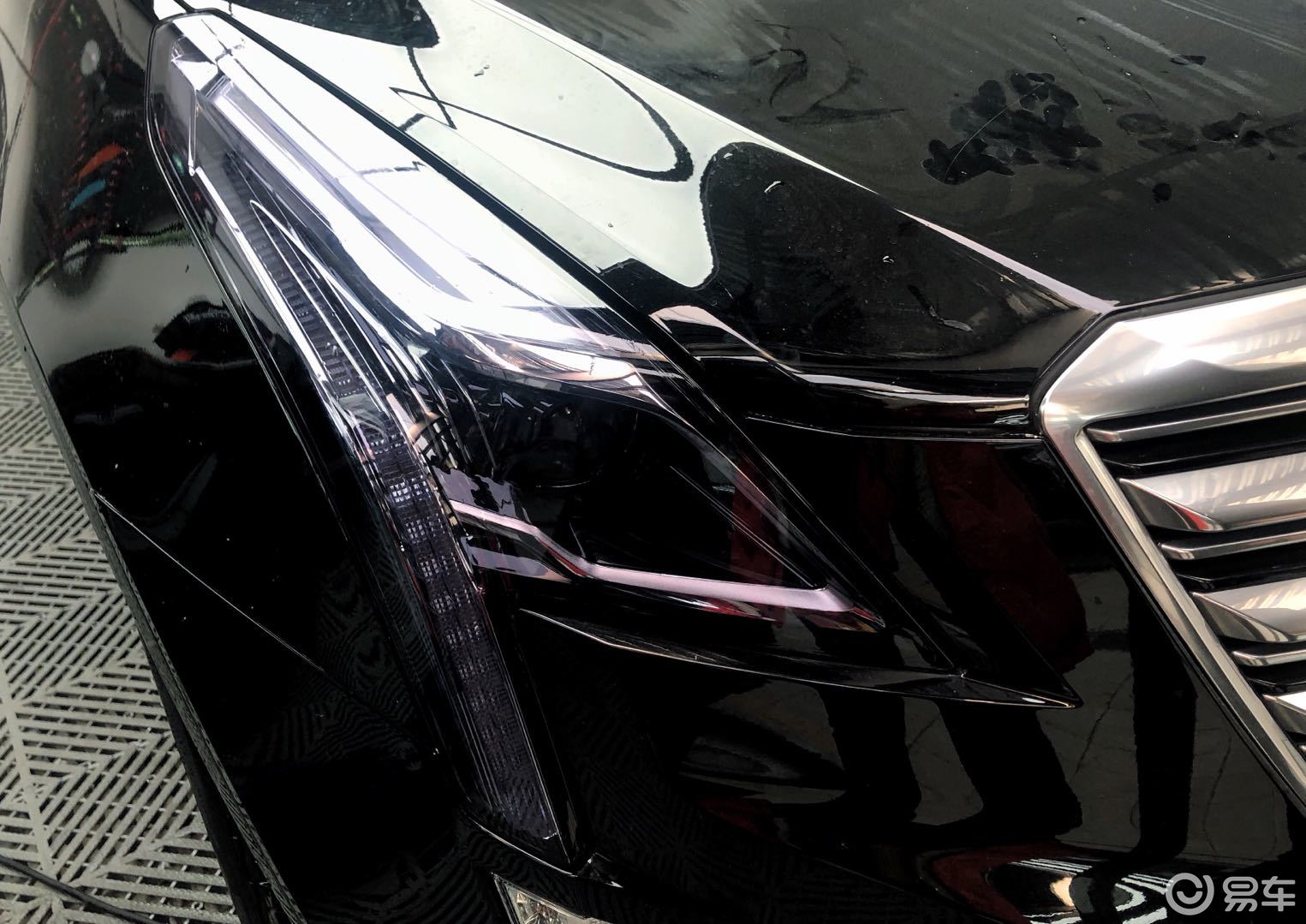 凯迪拉克xt5装贴熏黑灯膜效果图