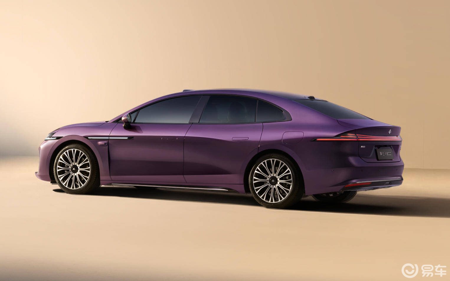 昊铂A800硬刚享界S9、岚图追光L,谁是华系轿车卷王?