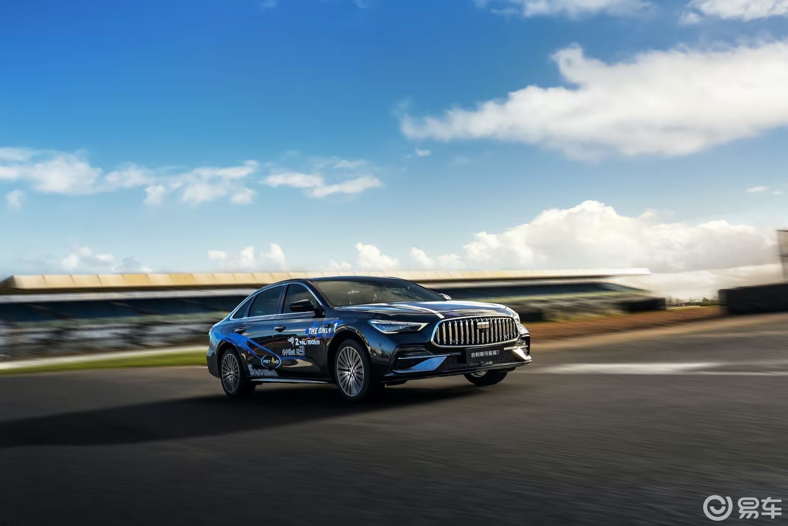 中型轿车竟在F1赛道劈弯!吉利星耀7凭什么敢去银石?