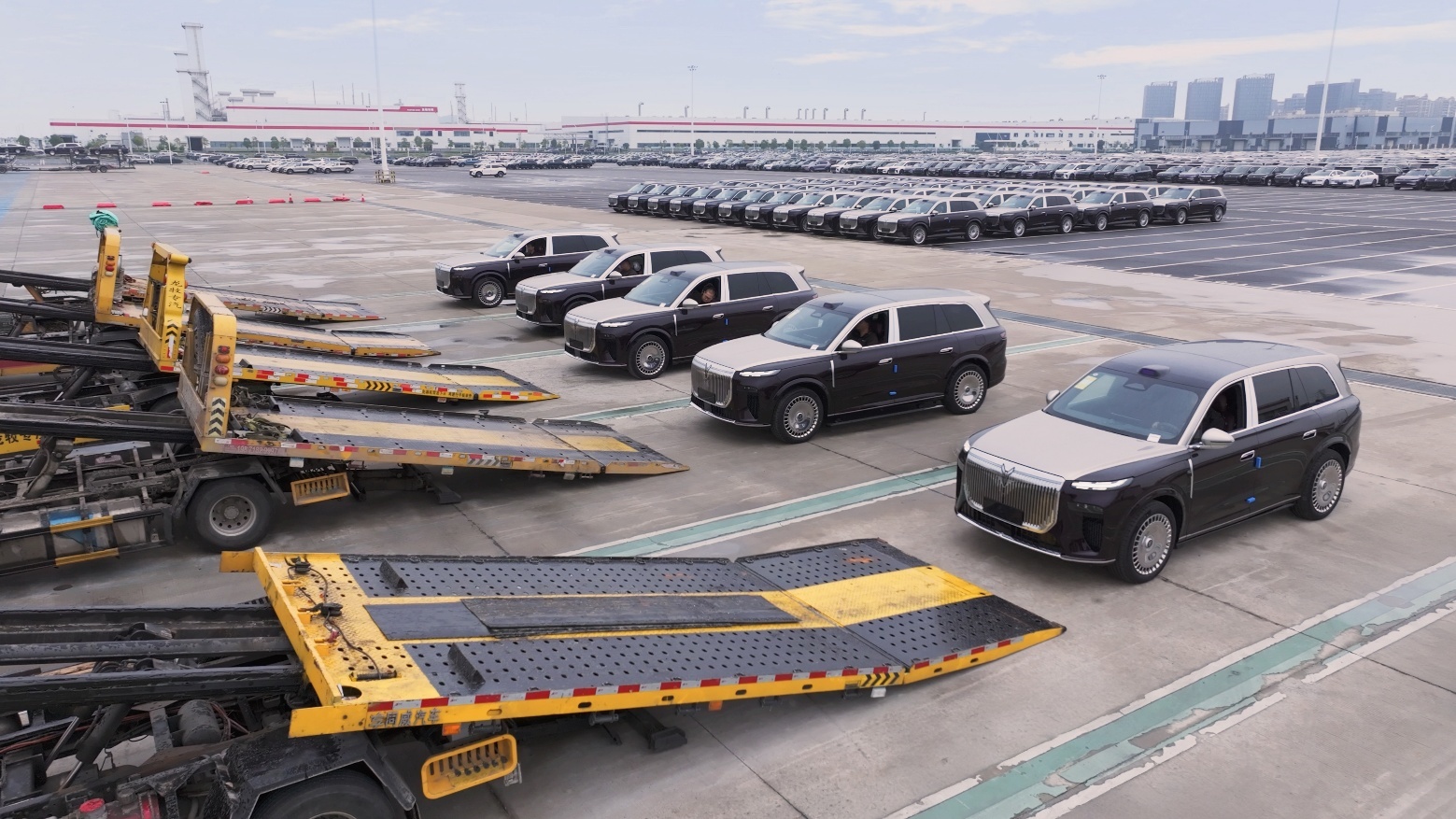 最霸气的华系旗舰SUV岚图泰山展车到店,引发品鉴热潮