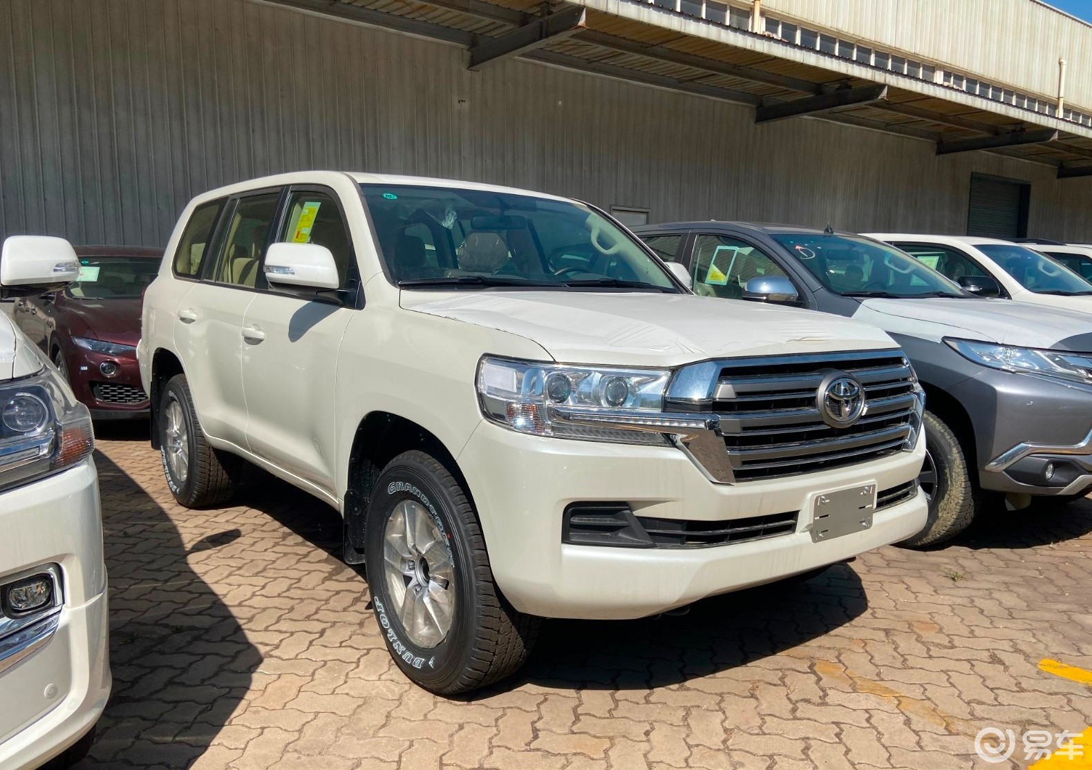 易车 正文 2020款酷路泽4000设计以庞大的车身为核心,棱角为主元 素.