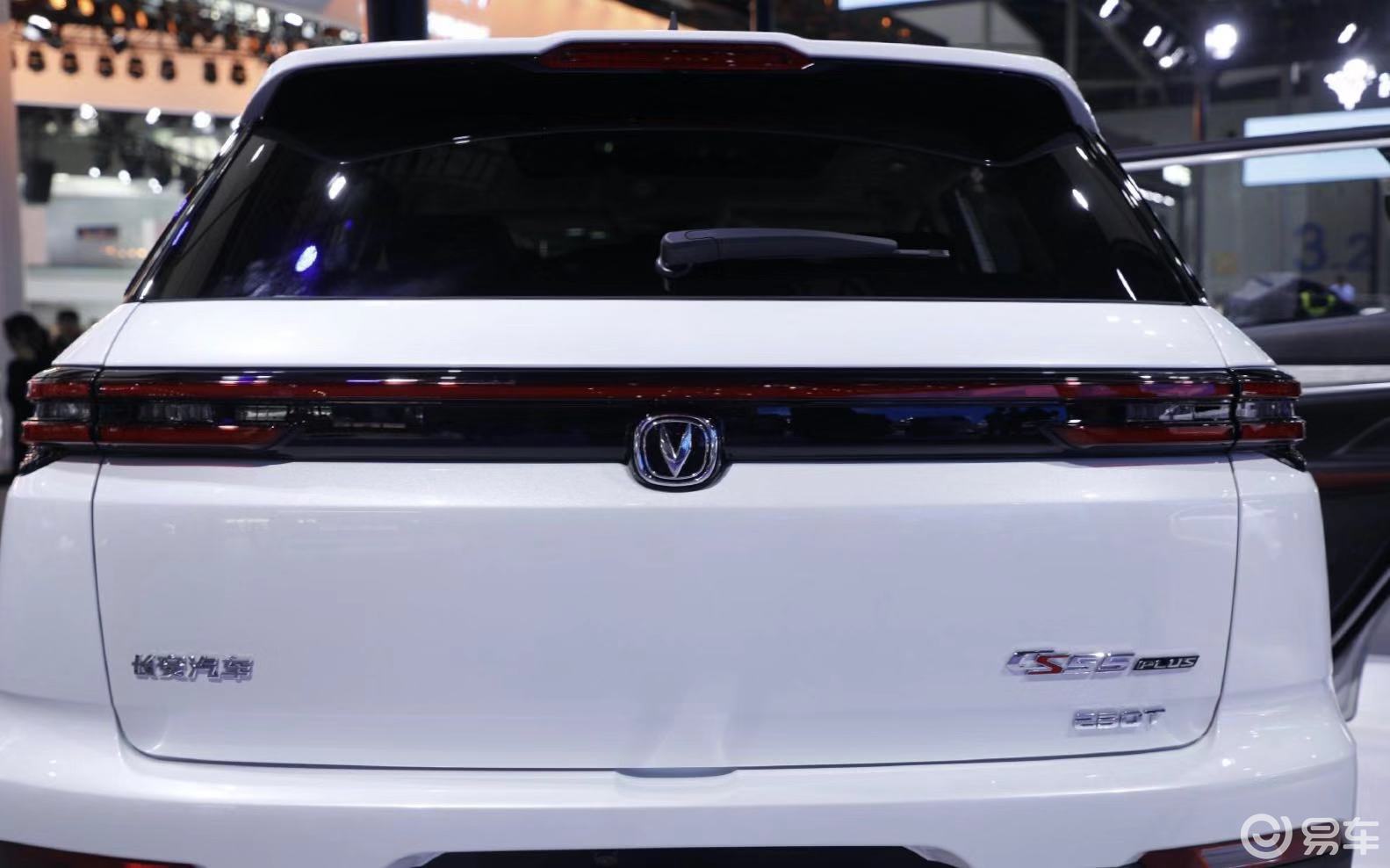 尾部整体造型设计简洁,尾灯采用了贯穿式的细条设计,呈现出很强科技感