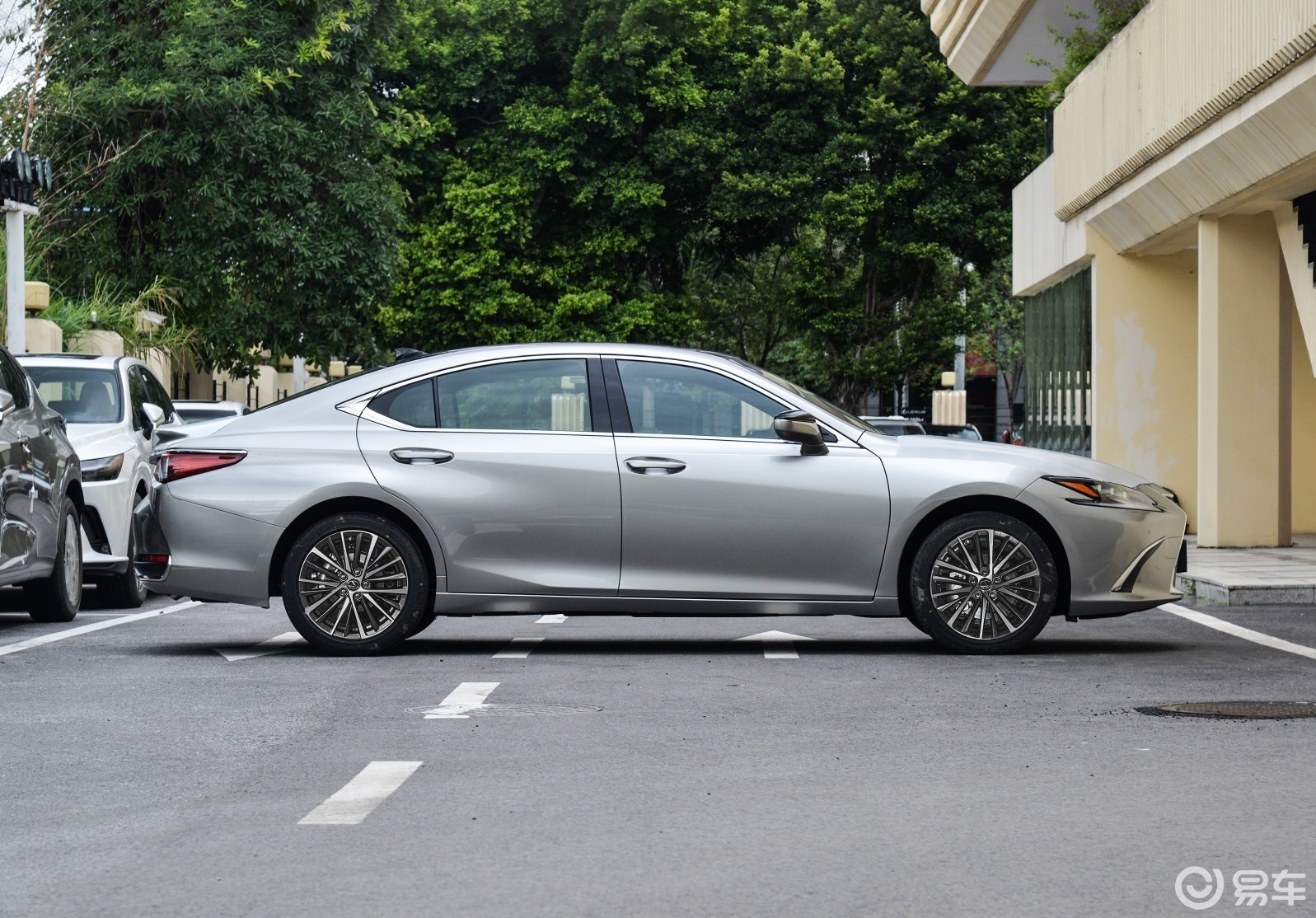 雷克萨斯es再来看新车的车身侧面部分_易车