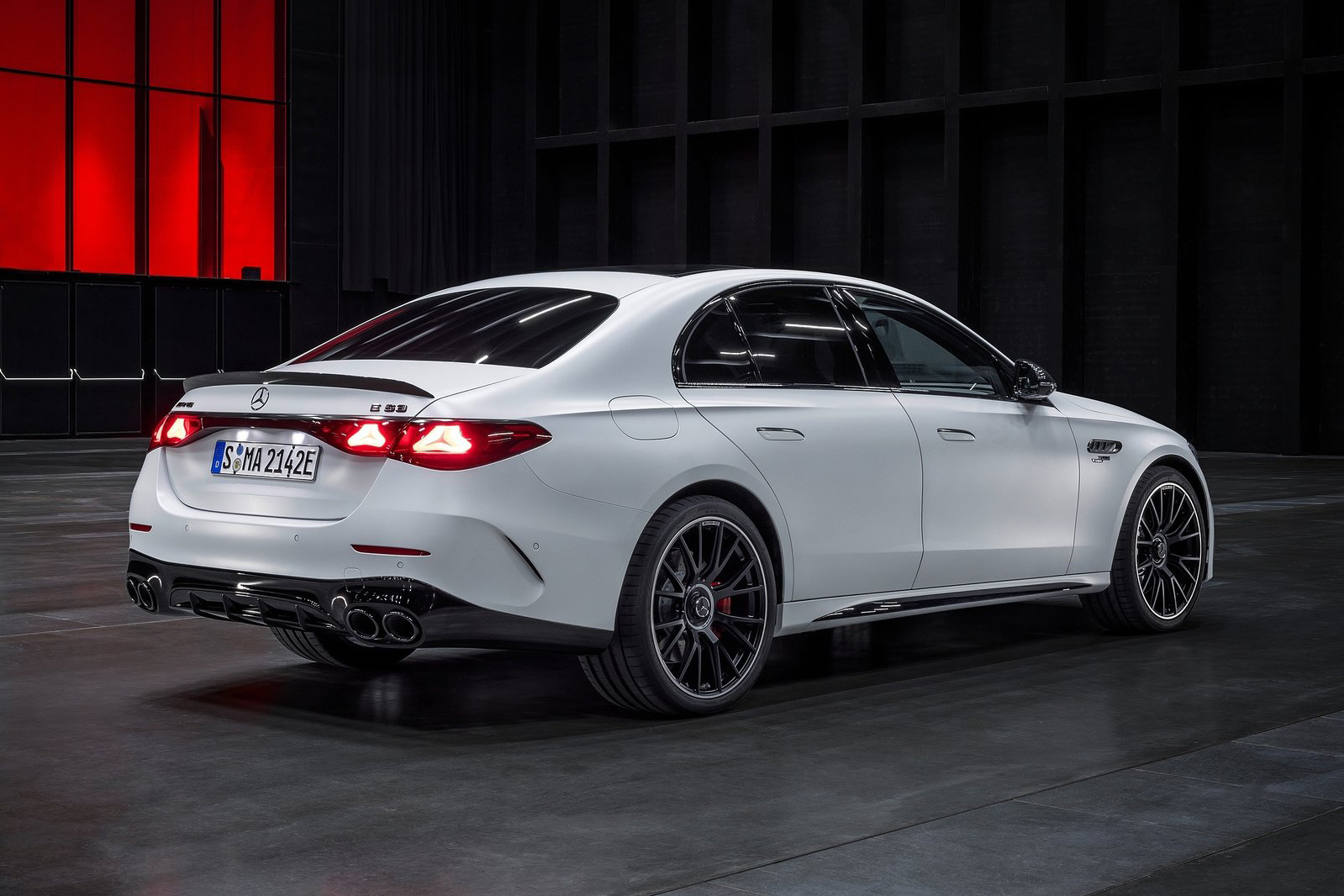 奔驰e级 amg新车推出了轿车版与旅行版_易车