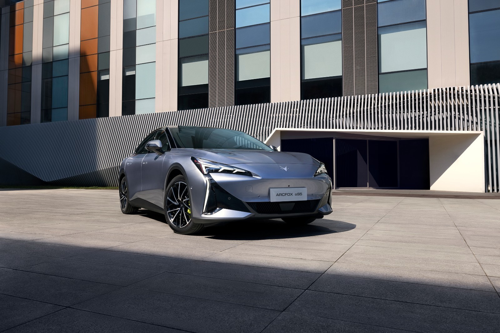 极氪001当红不让，极狐新阿尔法S5用实力破局