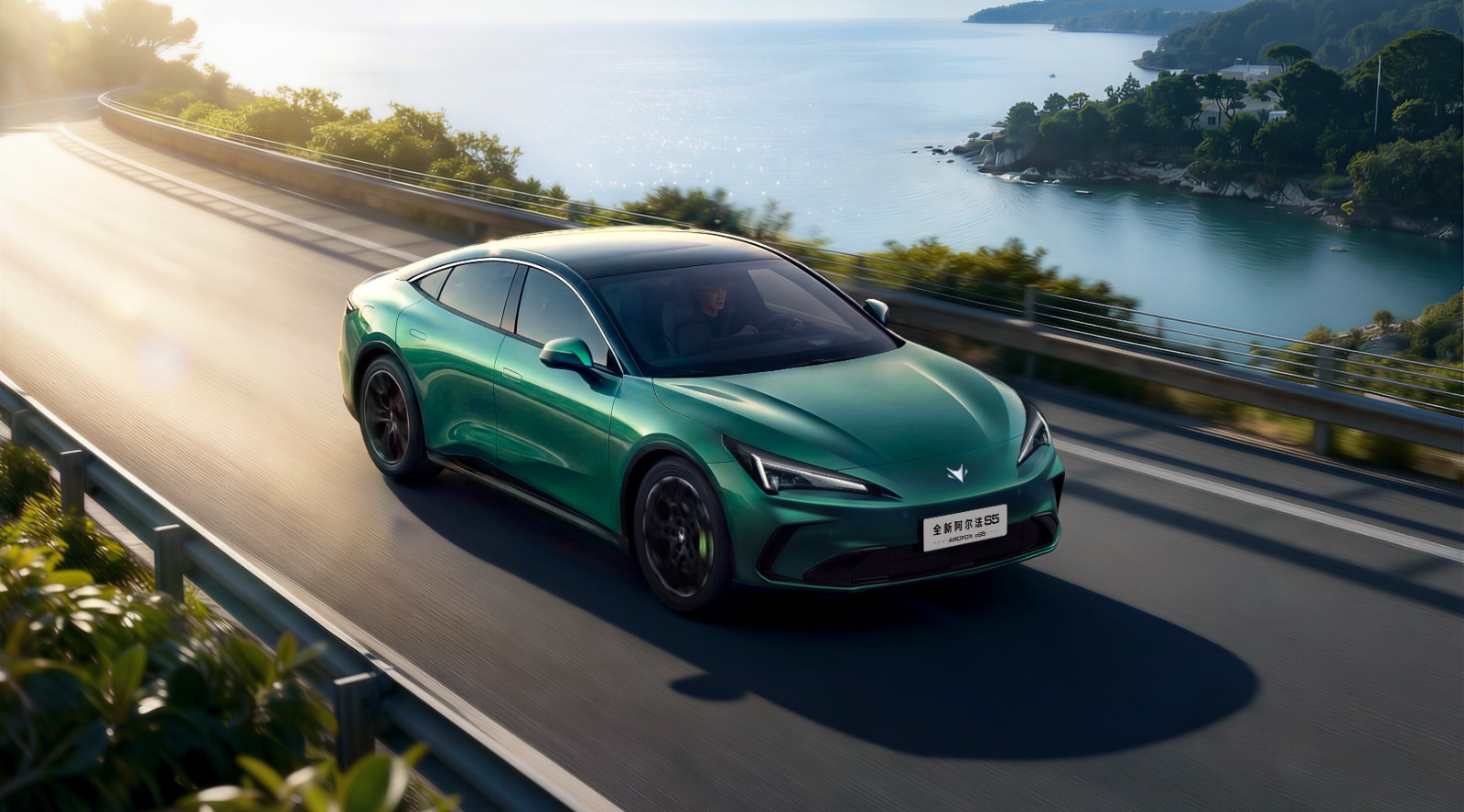 极狐全新阿尔法S5智能驾驶系统，应对复杂路况流畅自然