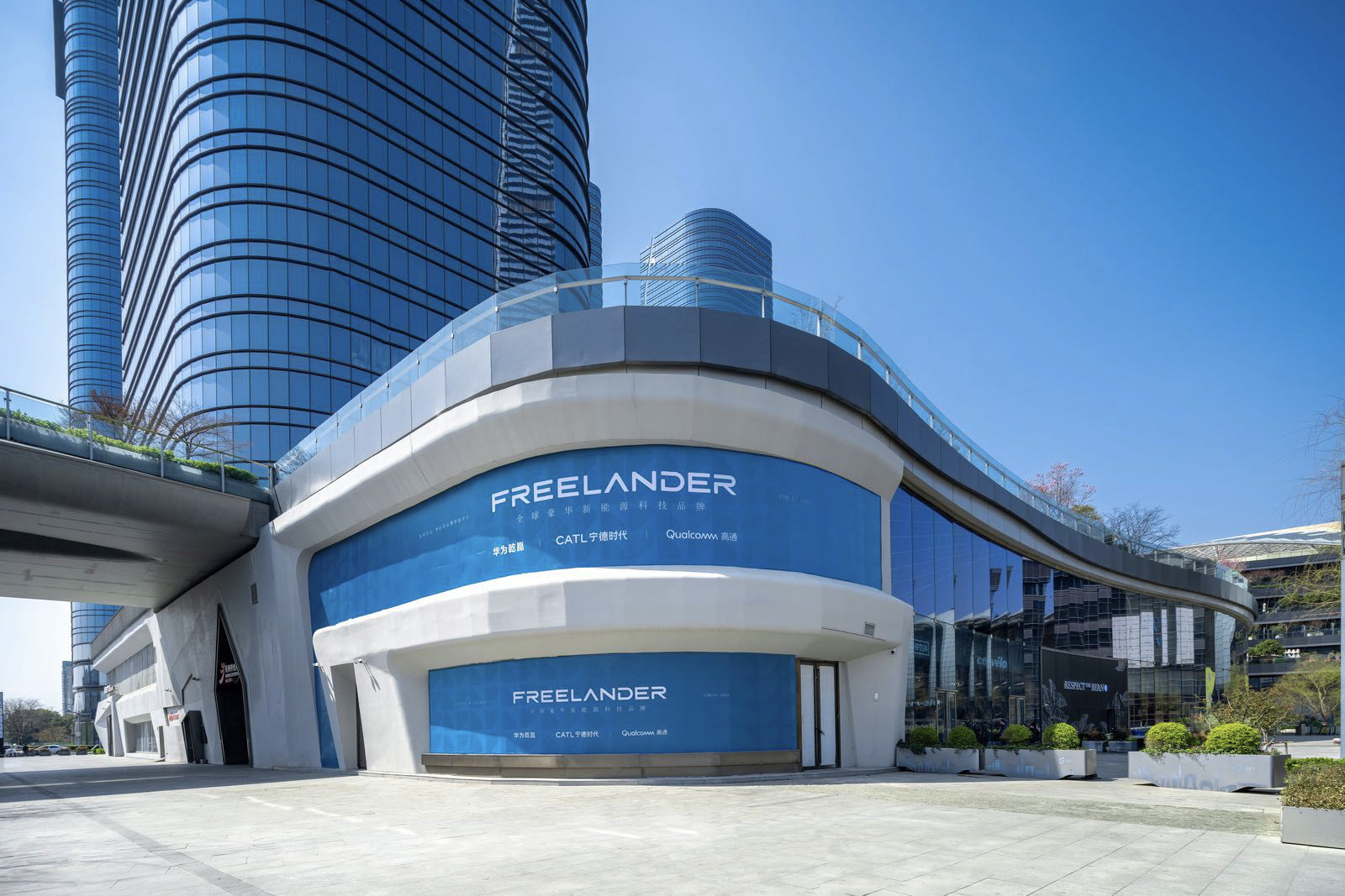 全国围挡先刷屏！FREELANDER这波操作要硬刚特斯拉