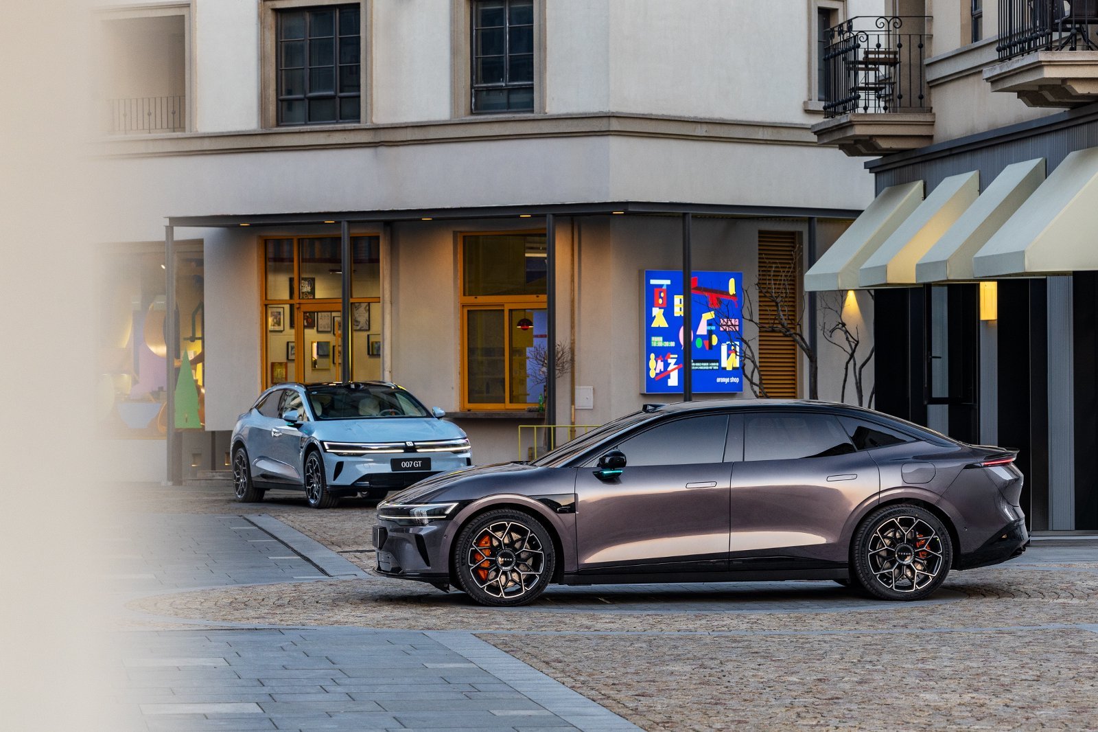 猎装之王，极氪双车齐发：007家族、001五周年纪念版