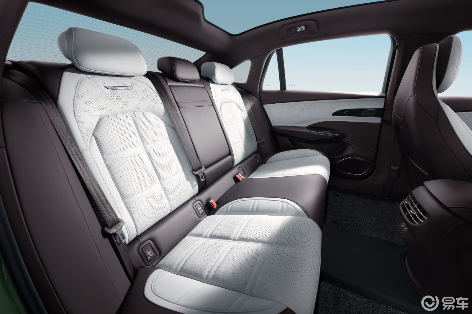 红旗eh7内饰配备了6英寸液晶仪表和15.5英寸中控触屏_易车