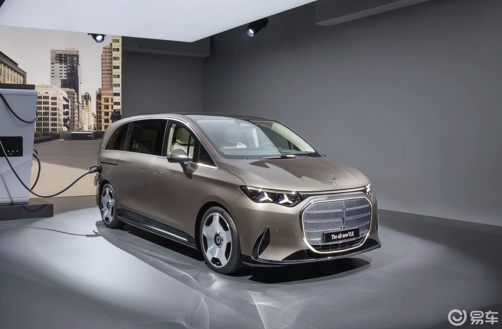 奔驰纯电VLE全球首发，国产化后能打过理想MEGA吗？