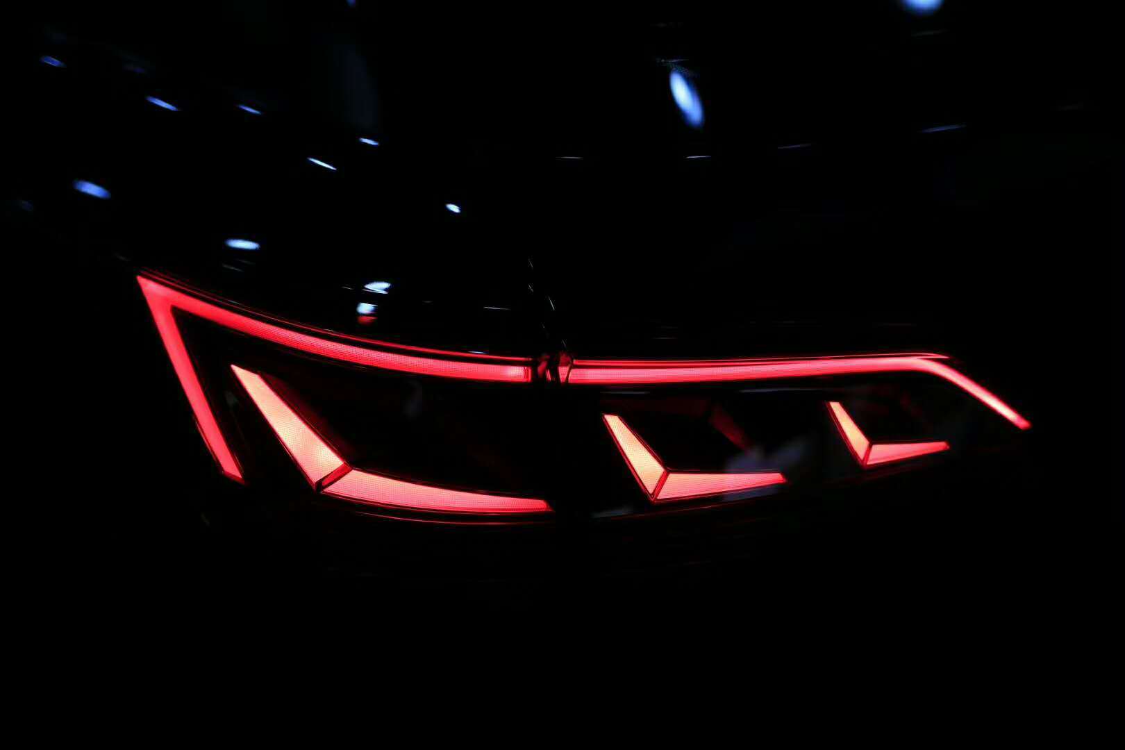 大众新途锐改装黑武士熏黑矩阵大灯流水尾灯是最大亮点