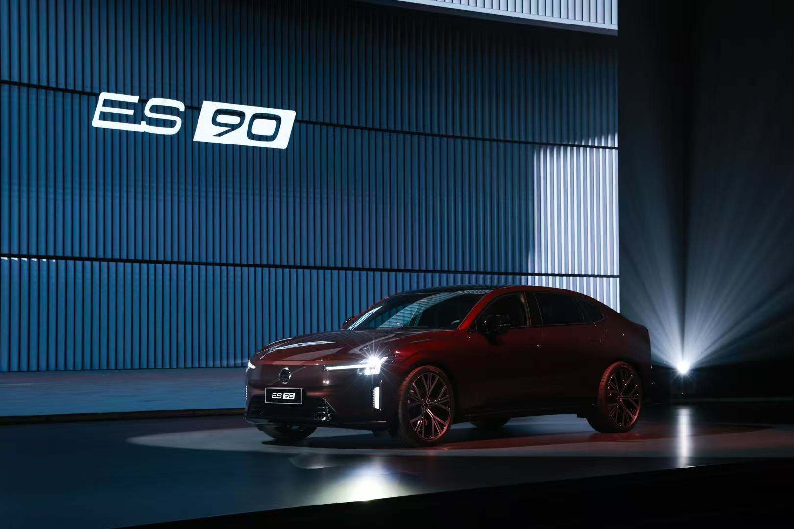 沃尔沃99周年庆发布三款新车,安全基因成电气化时代压舱石