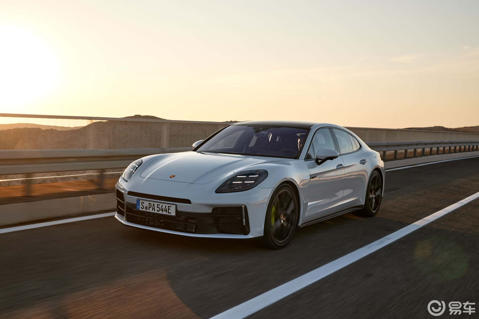 panamera e-hybrid其中自适应空气悬架和矩阵led_易车