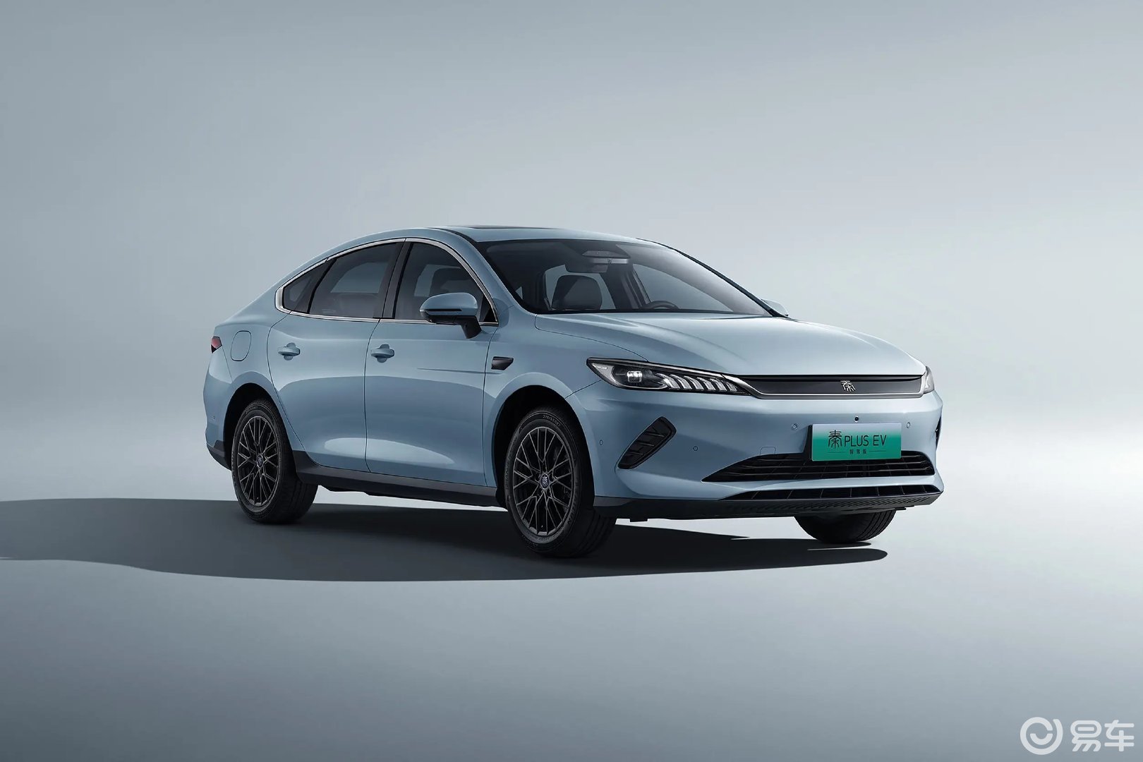 10万预算选纯电家轿 秦PLUS EV 零跑B01您咋选