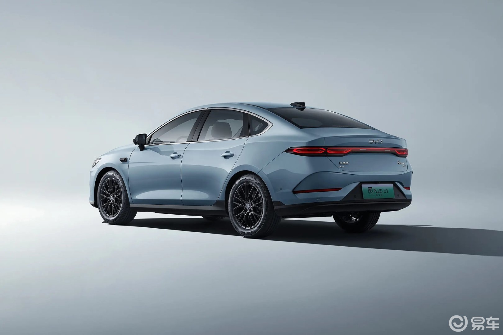 10万预算选纯电家轿 秦PLUS EV 零跑B01您咋选