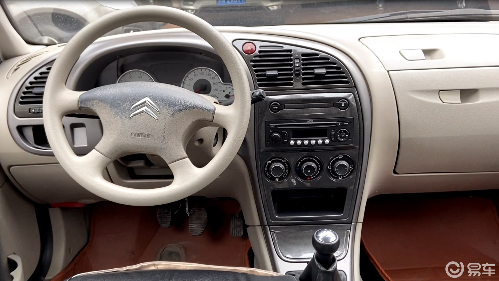 实拍二手车市场东风雪铁龙内饰,四幅式方向盘 复古的配件