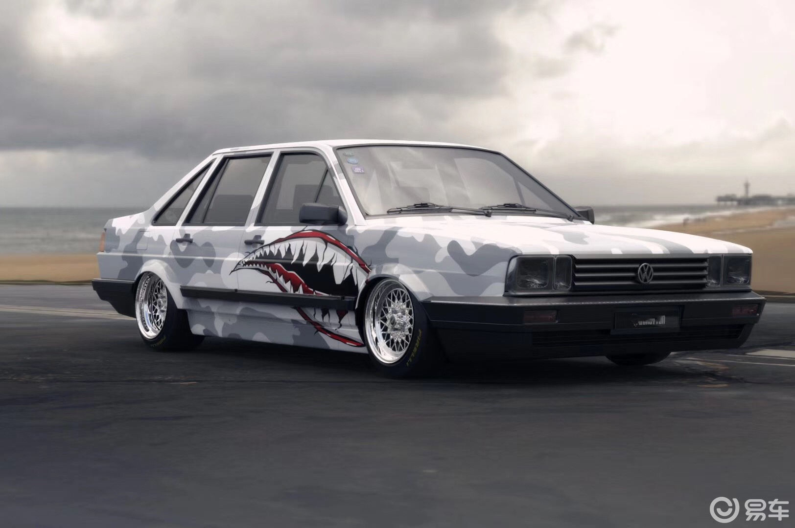 黑白迷彩的车身彩绘老款桑塔纳不只有情怀