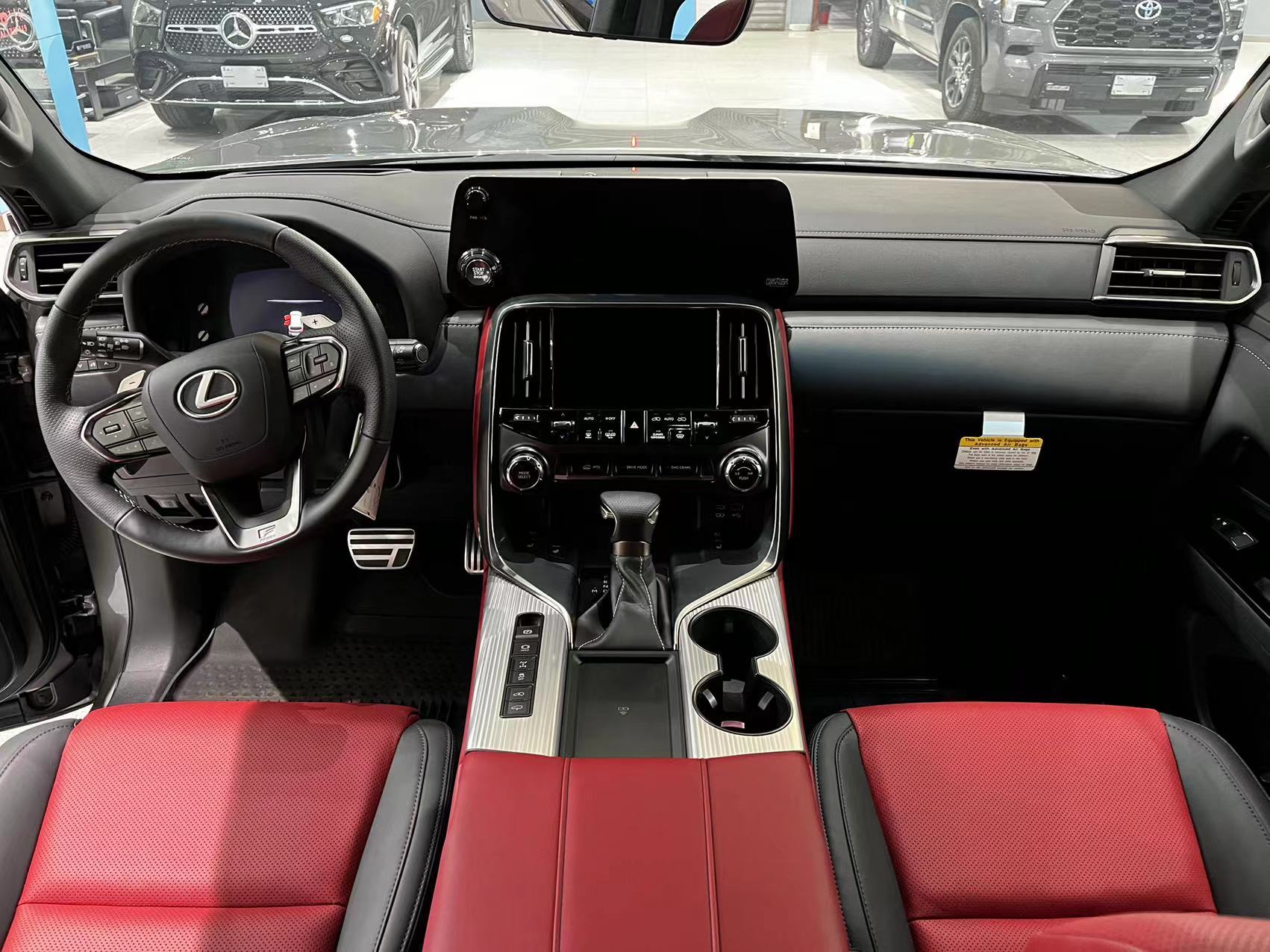 23款中东版雷克萨斯lx600后排为两个独立的座椅,中间设有多媒_易车