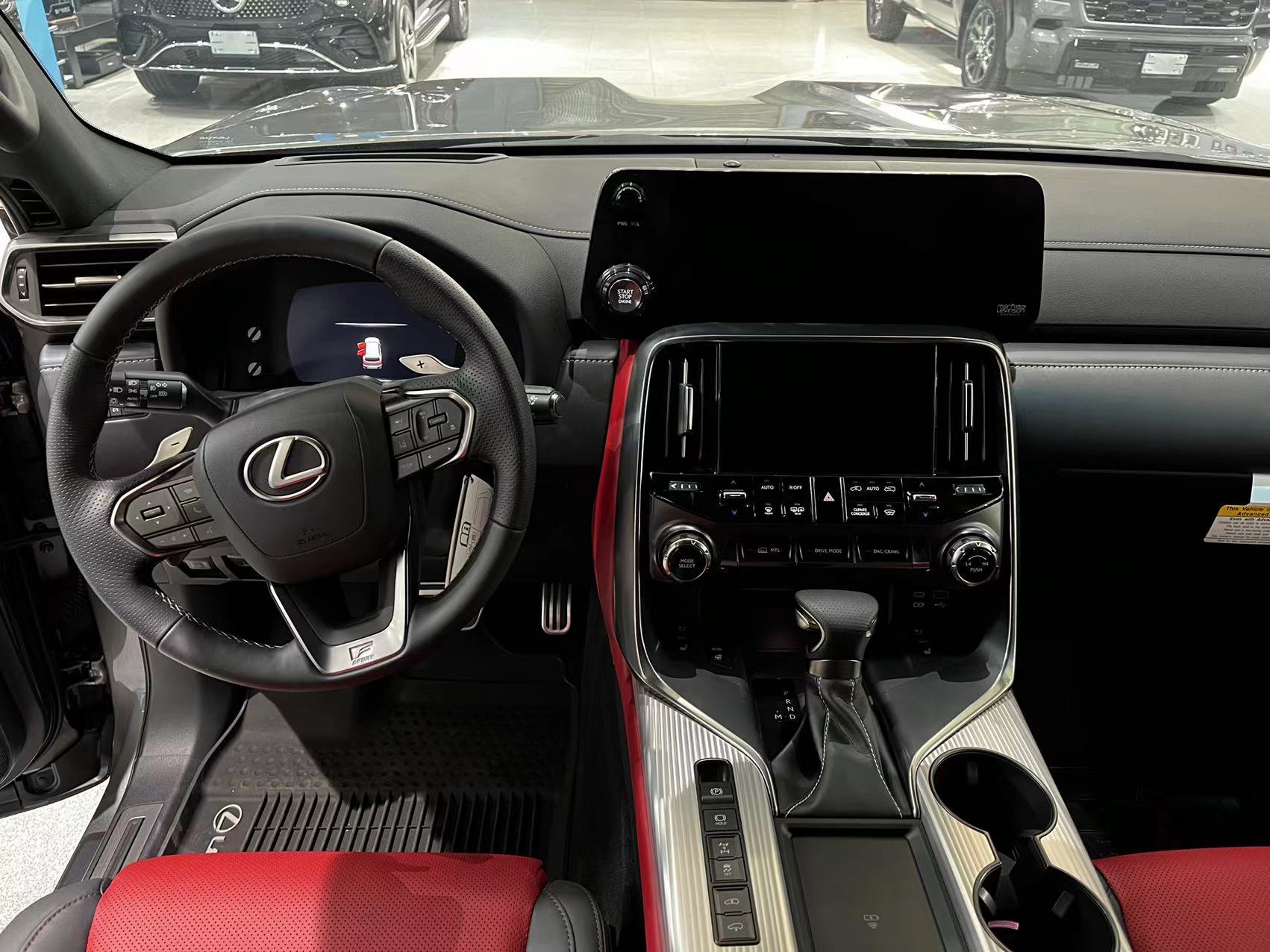 23款中东版雷克萨斯lx600后排为两个独立的座椅,中间设有多媒_易车