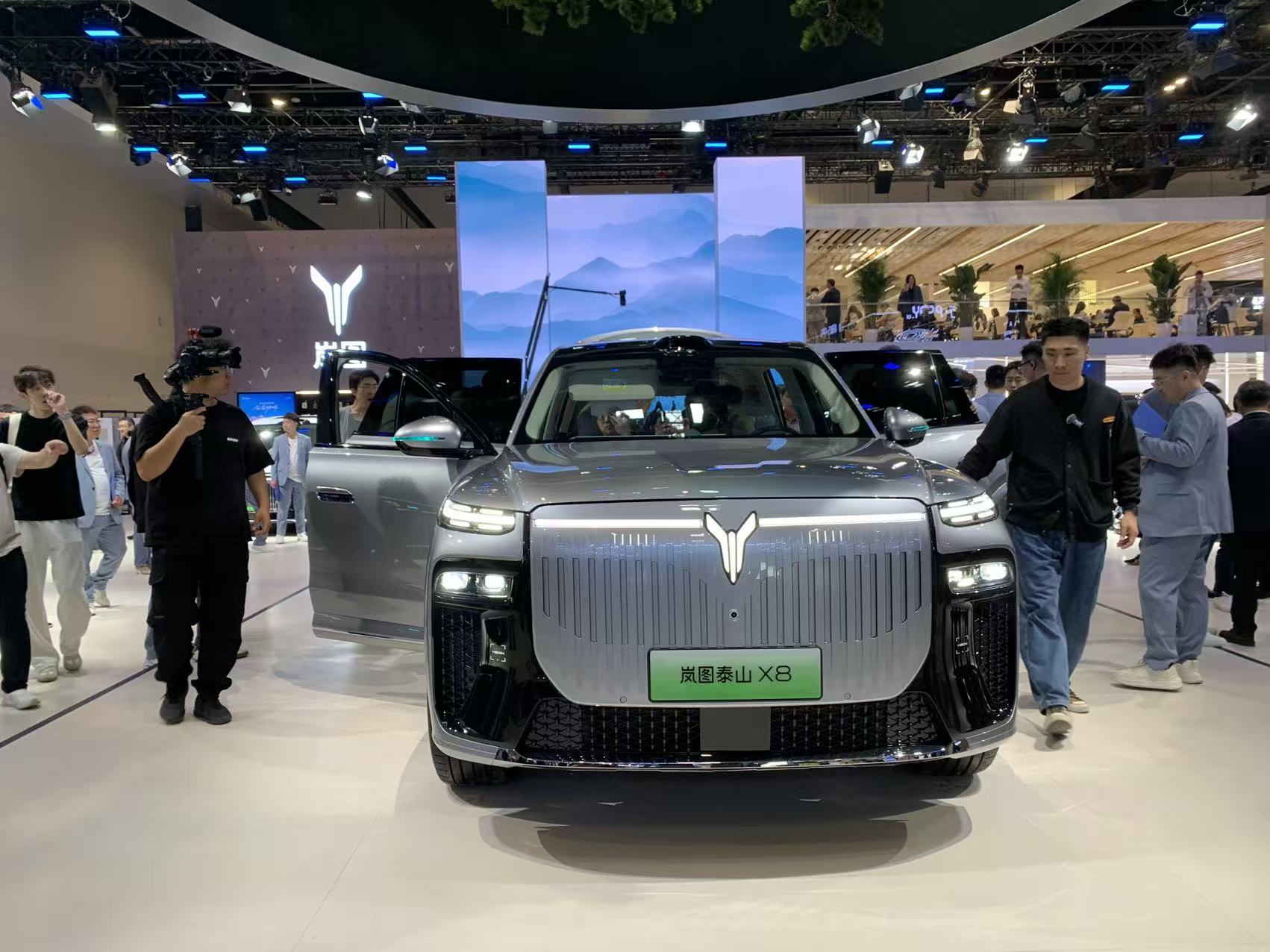 “一键成床” 岚图泰山X8预售30.29万起