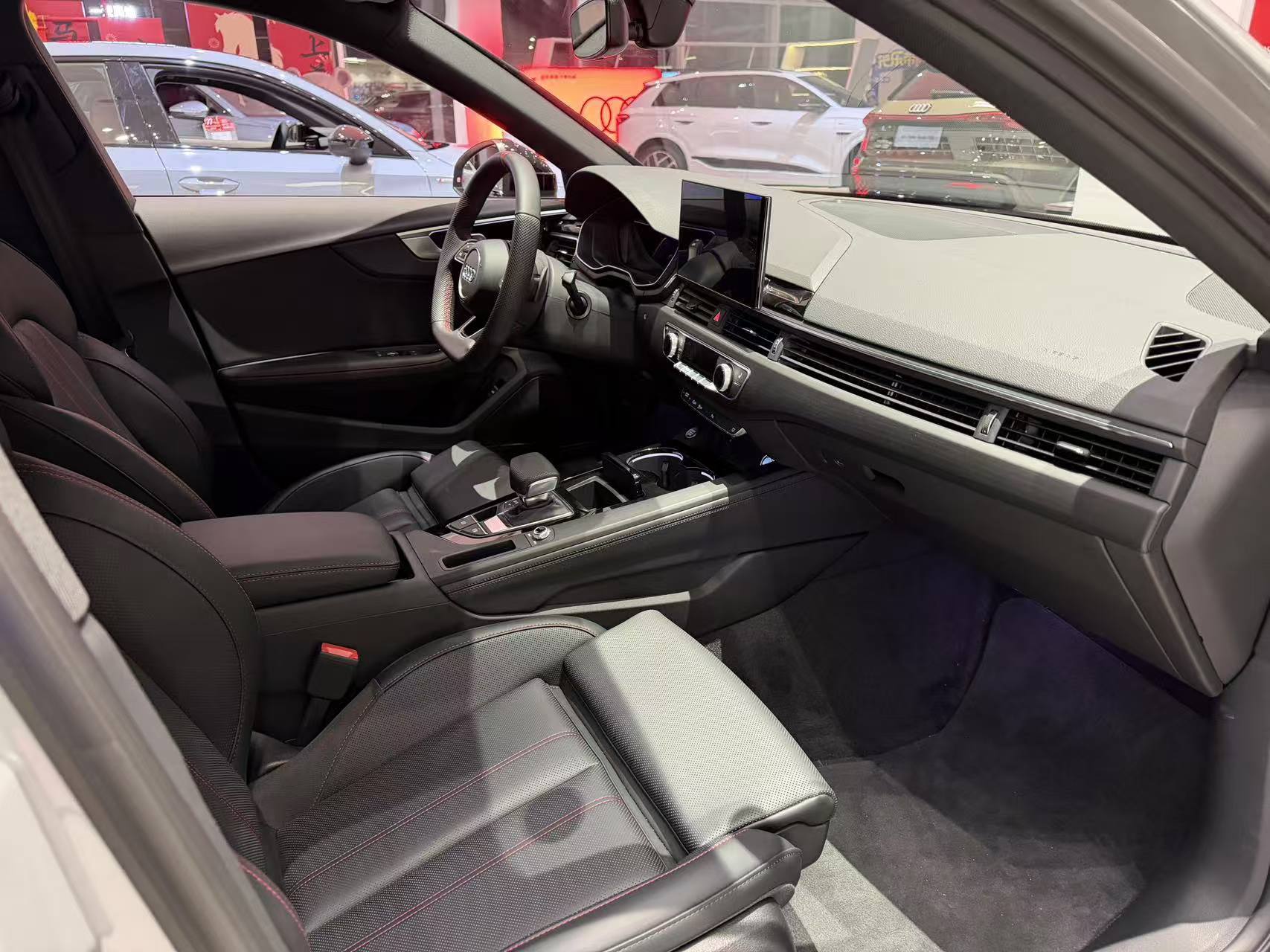 2026款奥迪A4L上市,配置减少,看完感觉A5L更香了