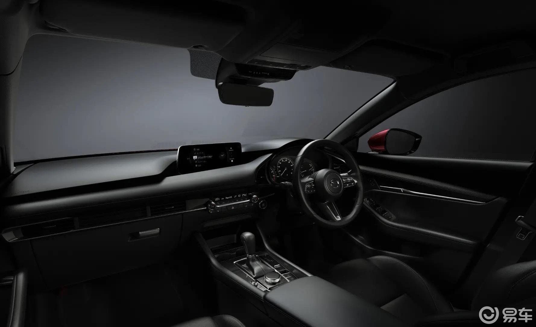 车身尺寸方面,新车的长宽高分别为4460/1795/1440毫米,轴距为2725毫米