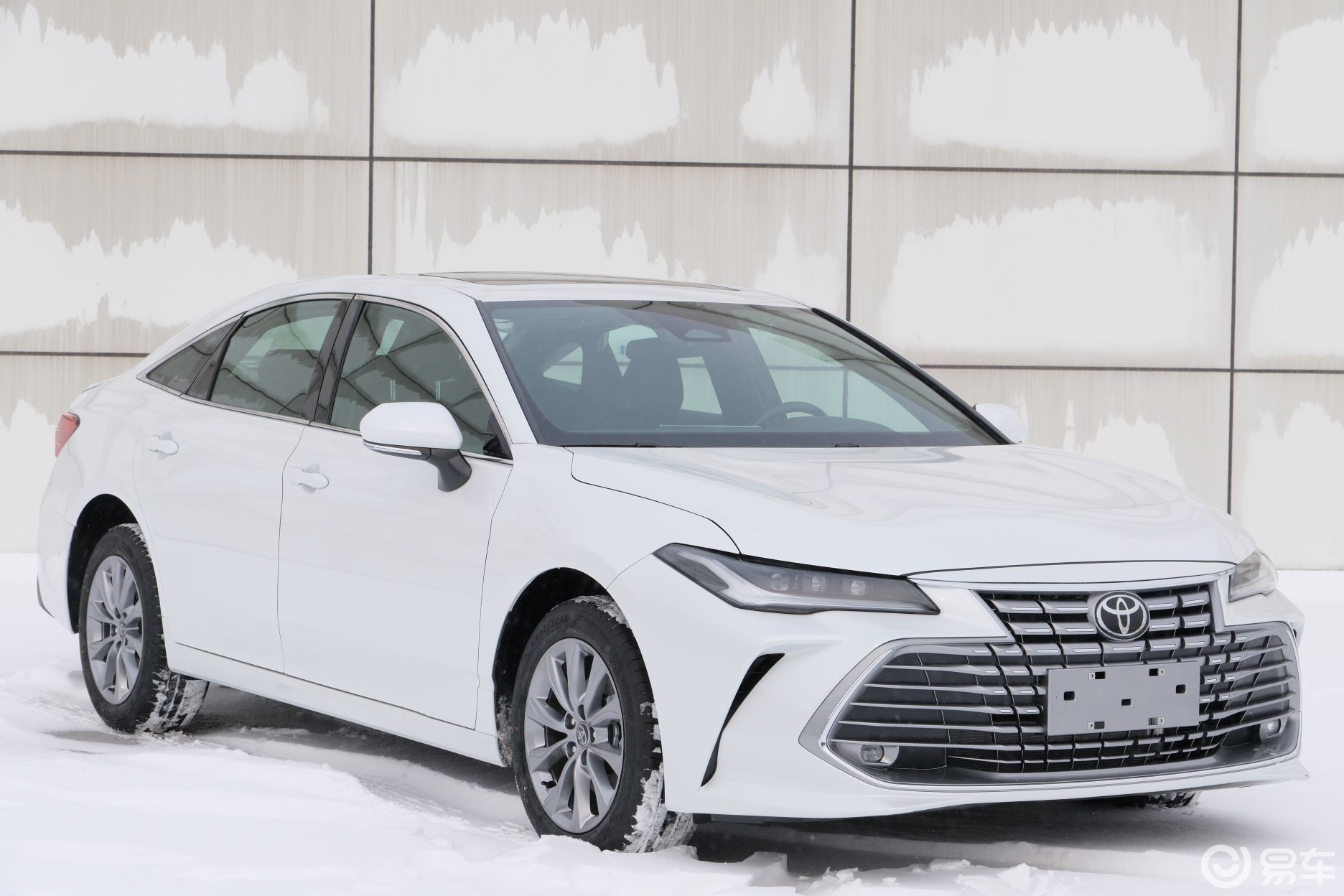 新款亚洲龙不同动力版本的车型继续采用不规则形进气格栅_易车