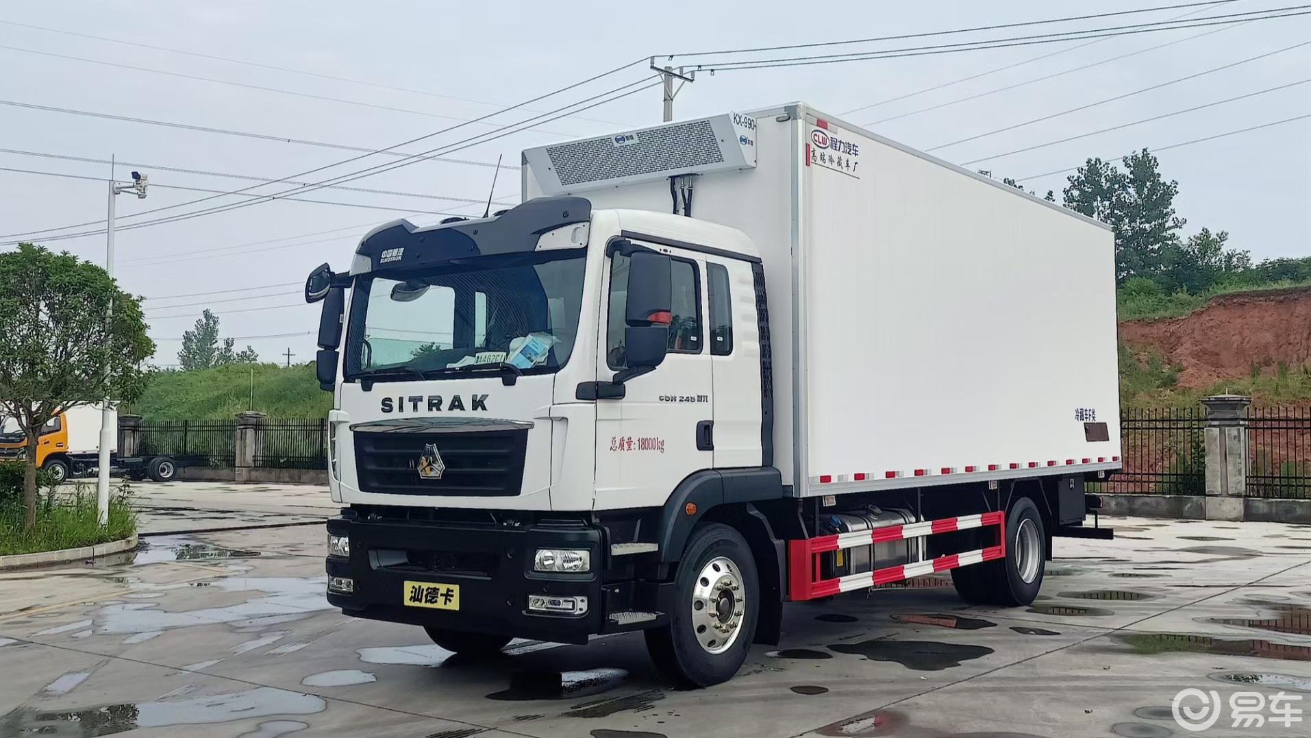 国六重汽汕德卡6米8冷藏车,德国曼255马力.