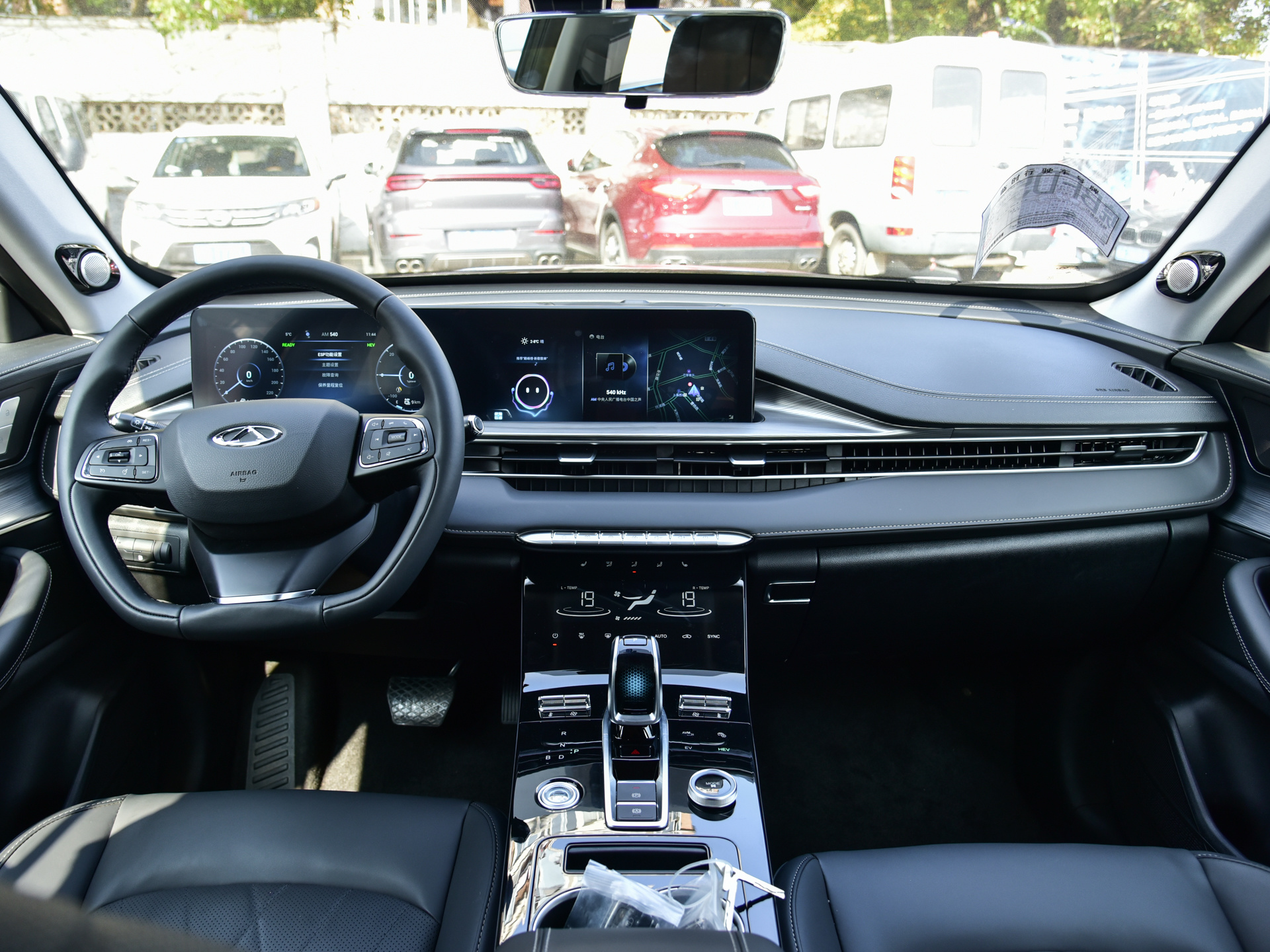 进入车内,瑞虎8 plus鲲鹏e 版整体中控台简约又带有不错的科技感,左侧