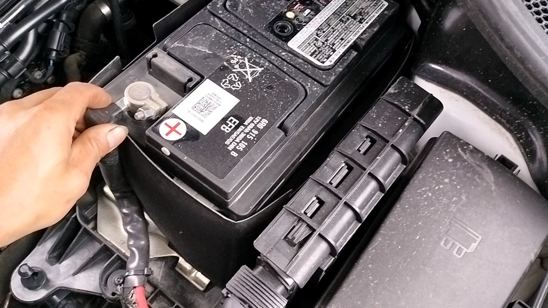 在车子发动机打着火的时候,看仪表盘上面有没有一个电瓶指示灯?