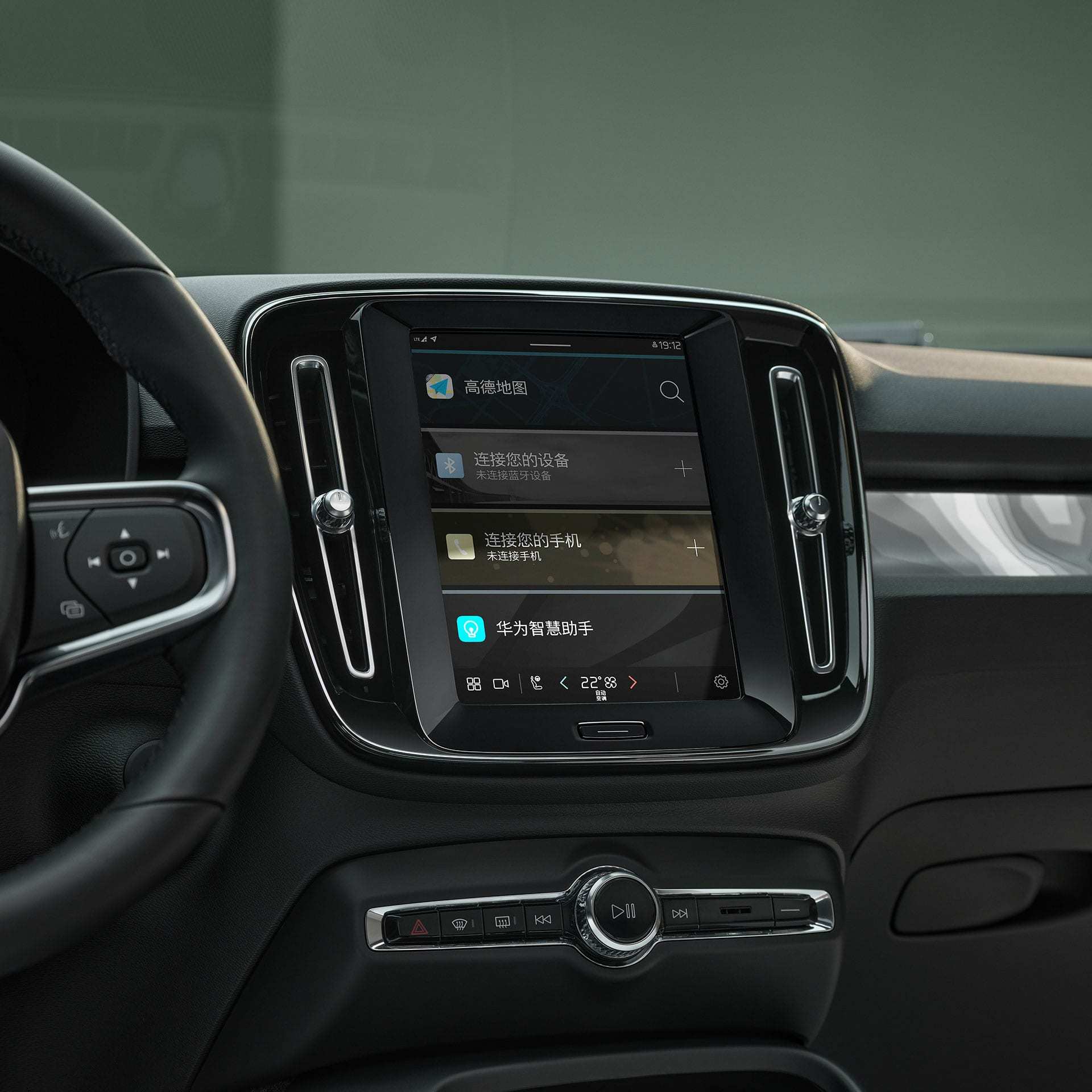 沃尔沃 XC40 RECHARGE 纯电动车的车内信息娱乐屏幕和空调出风口。