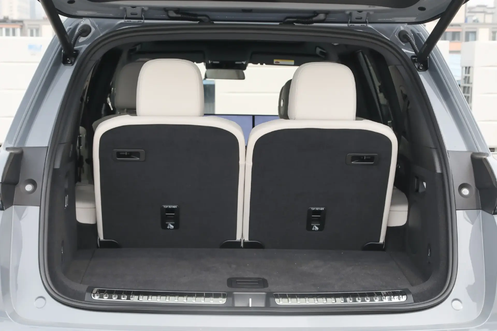 增程大六座二选一:问界M8对比理想L8,谁能一步到位?