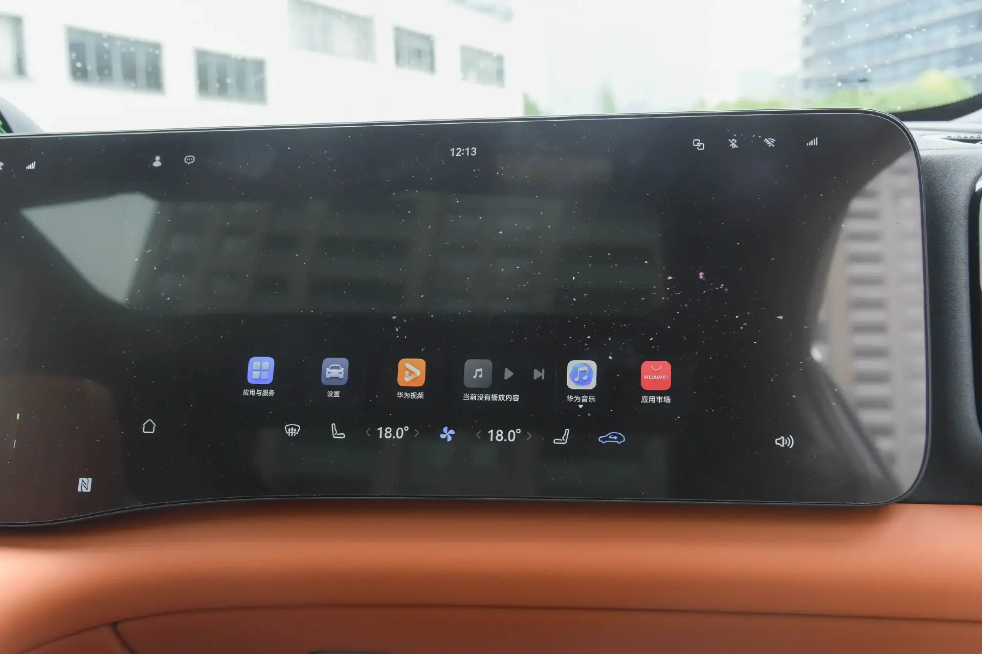 增程大六座二选一:问界M8对比理想L8,谁能一步到位?