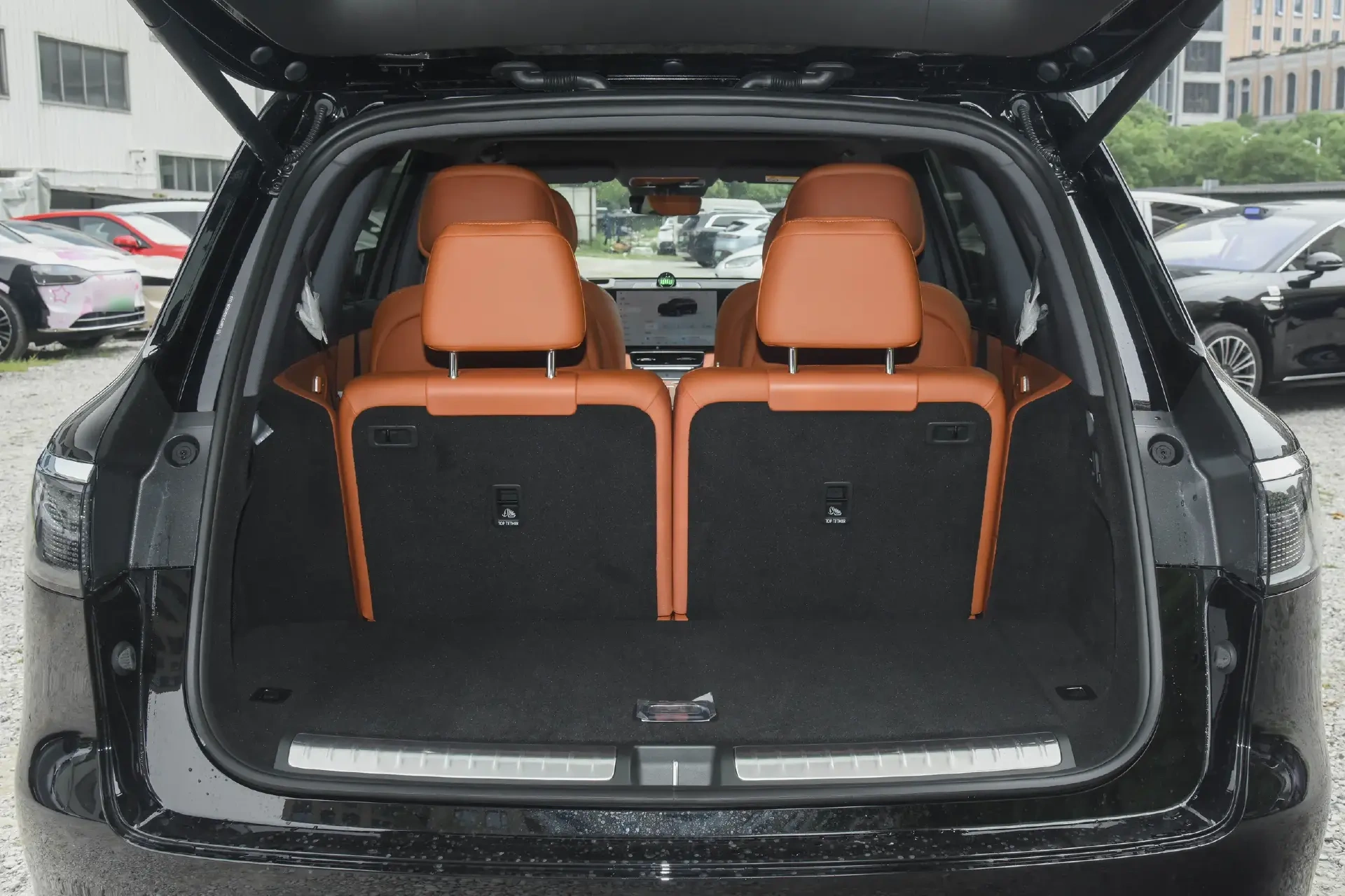 增程大六座二选一:问界M8对比理想L8,谁能一步到位?