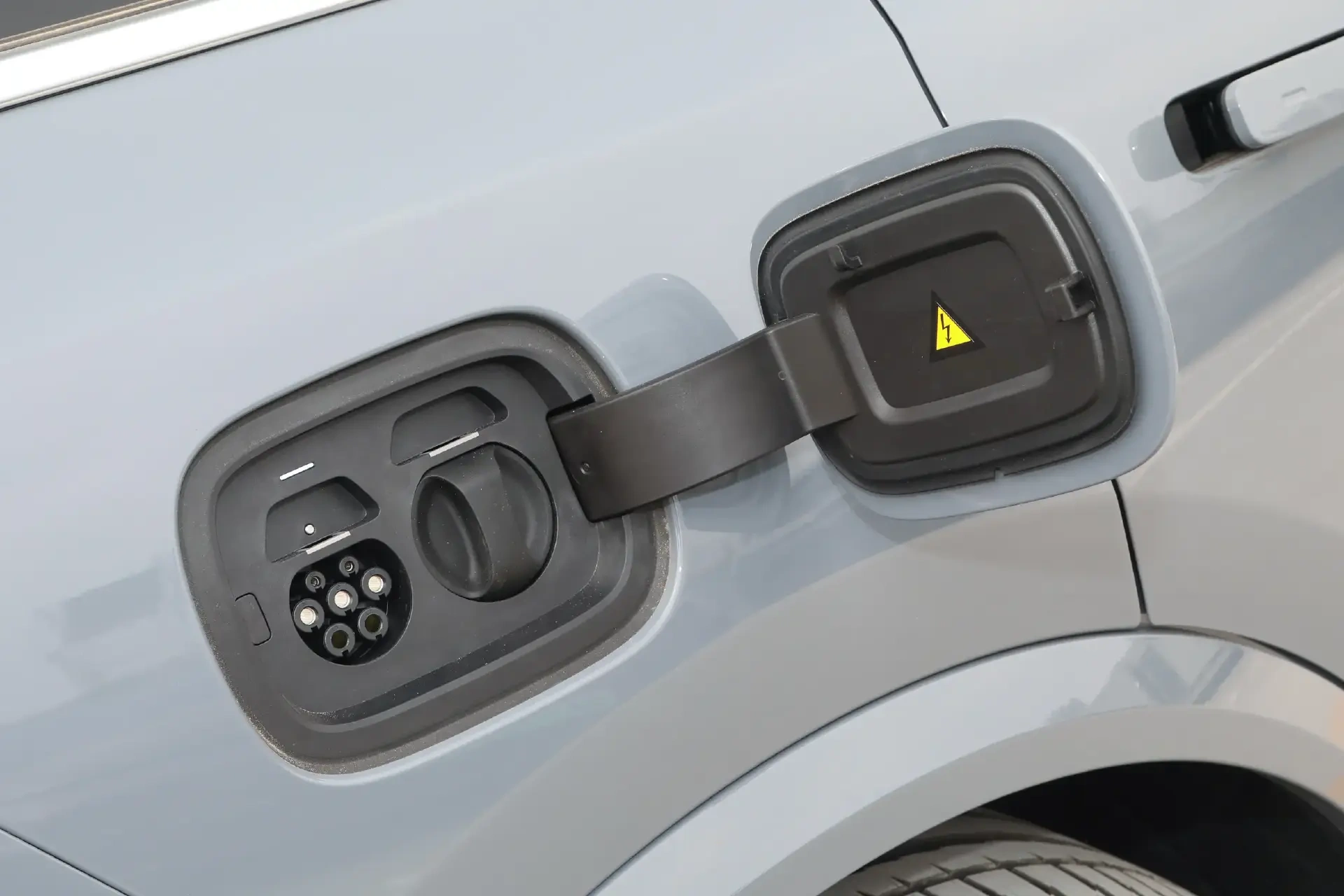 增程大六座二选一:问界M8对比理想L8,谁能一步到位?