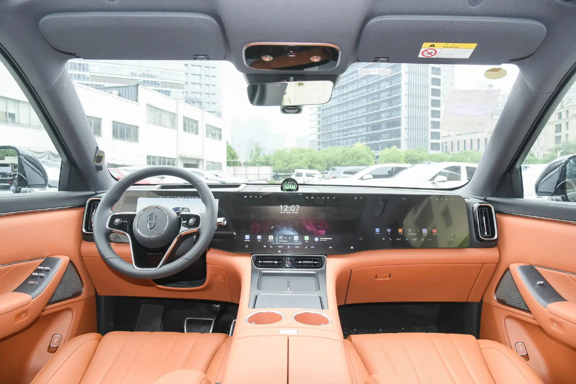 增程大六座二选一:问界M8对比理想L8,谁能一步到位?