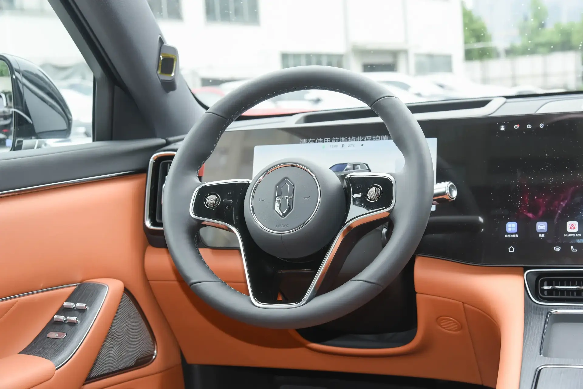 增程大六座二选一:问界M8对比理想L8,谁能一步到位?