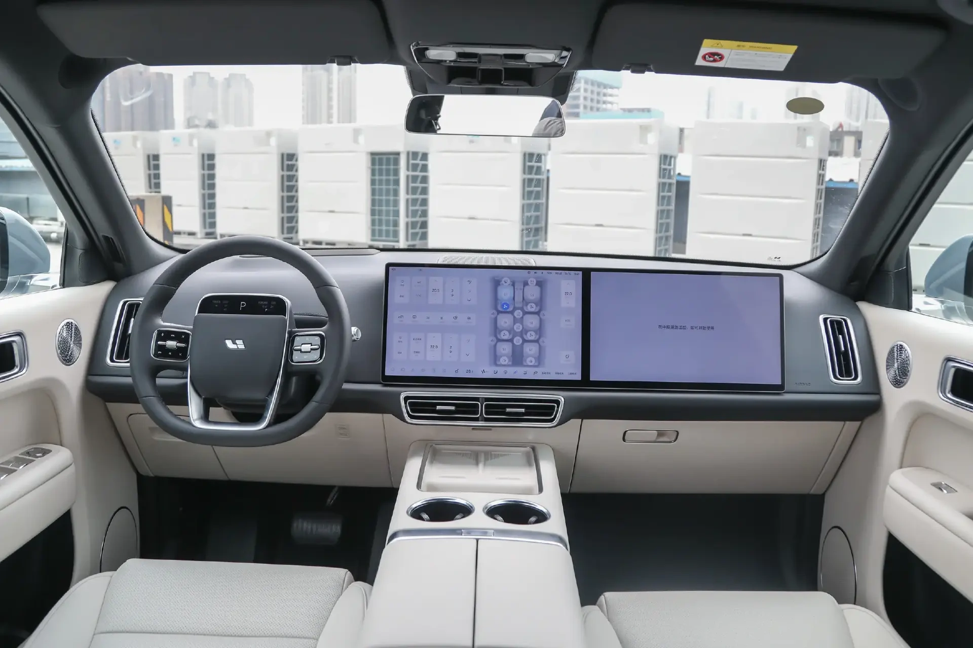 增程大六座二选一:问界M8对比理想L8,谁能一步到位?