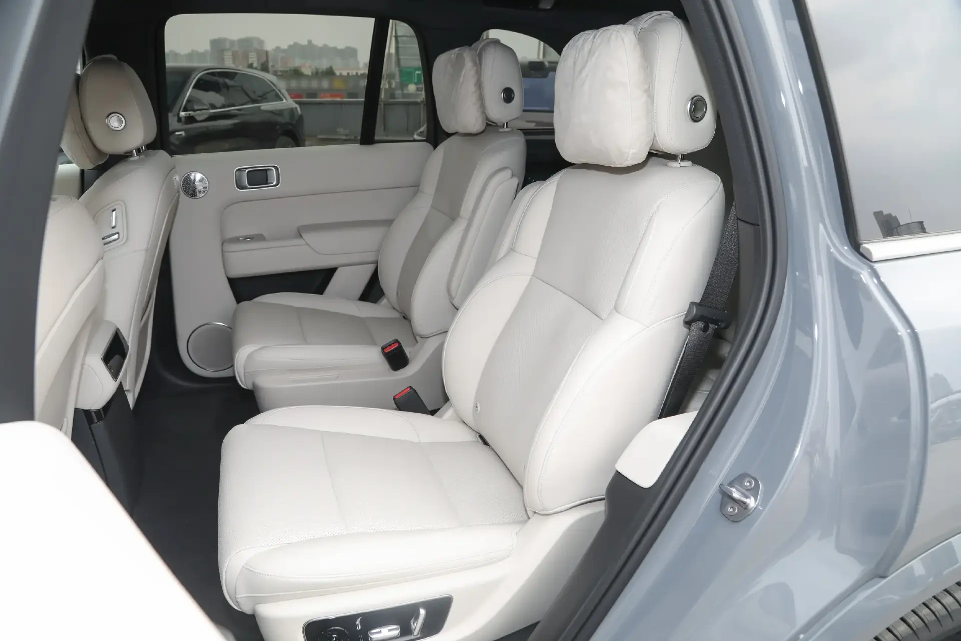 增程大六座二选一:问界M8对比理想L8,谁能一步到位?