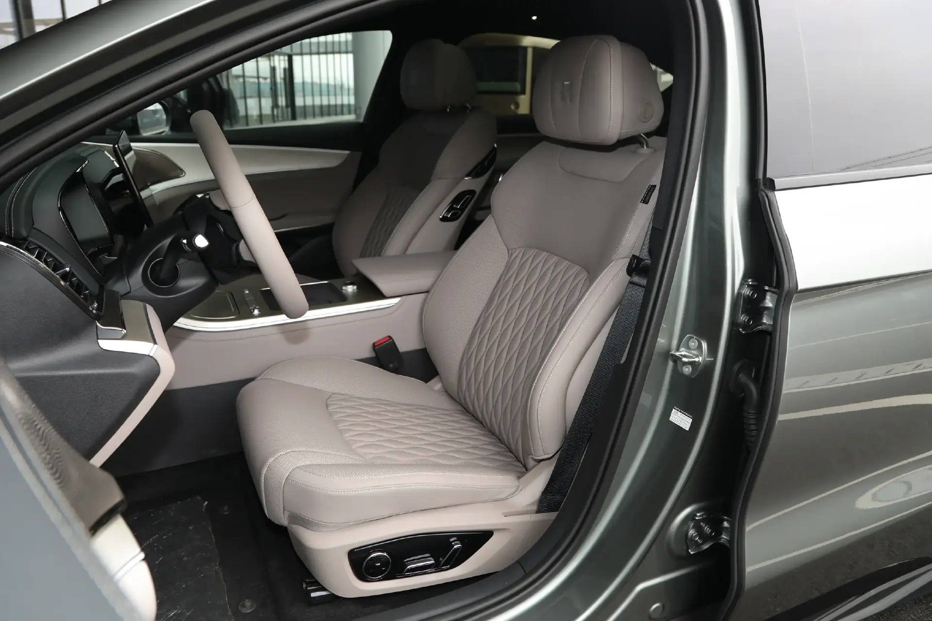 C级插混家轿对比:汉DM-i与风云A9L,20万以内选谁