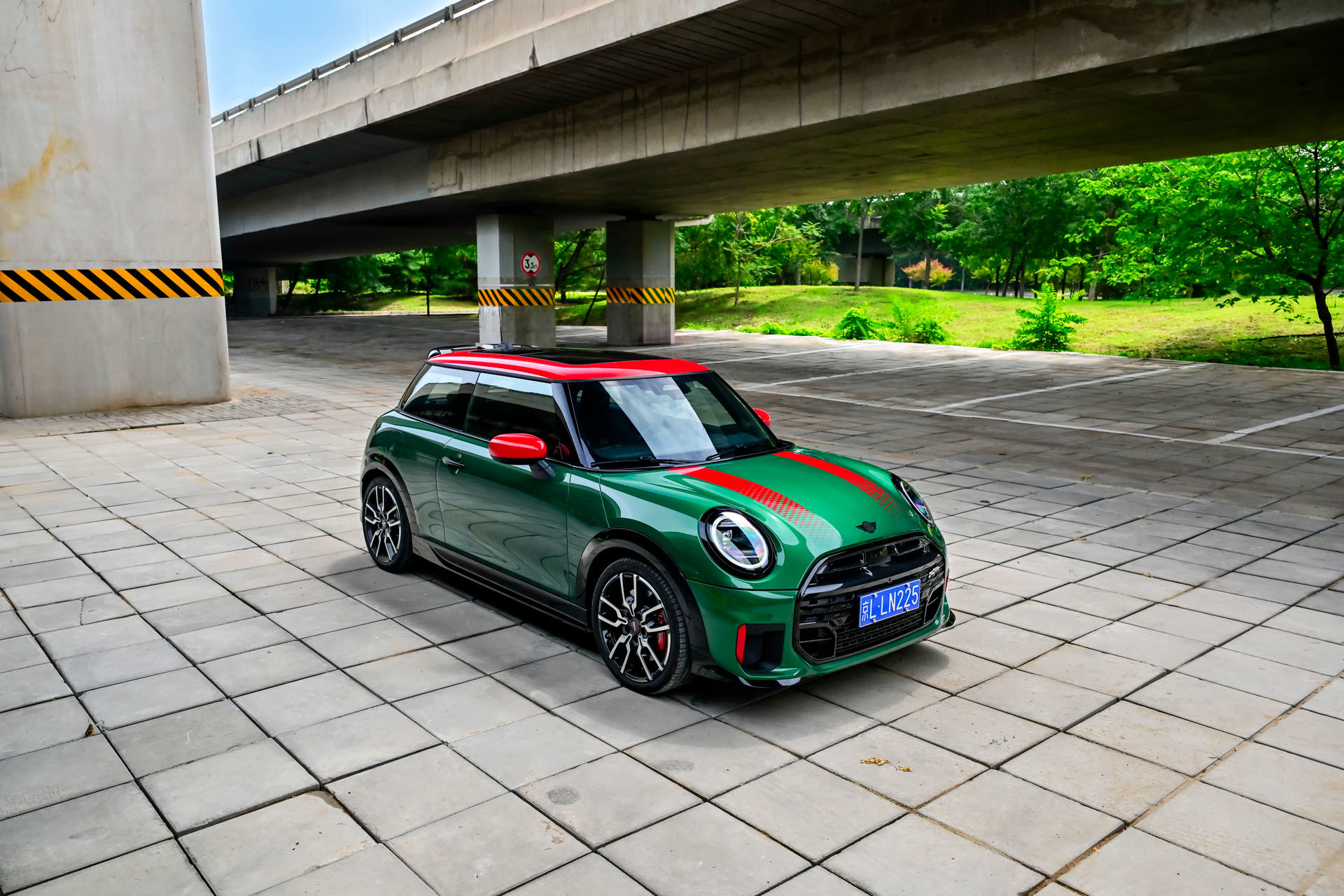 这不仅仅是一辆车,更是一种生活态度!试驾MINI JCW