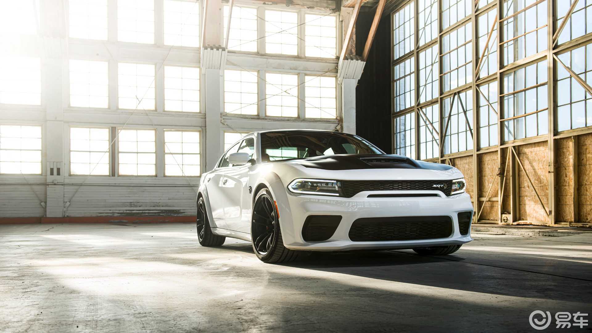 菲常快讯杀红眼的道奇chargersrt地狱猫