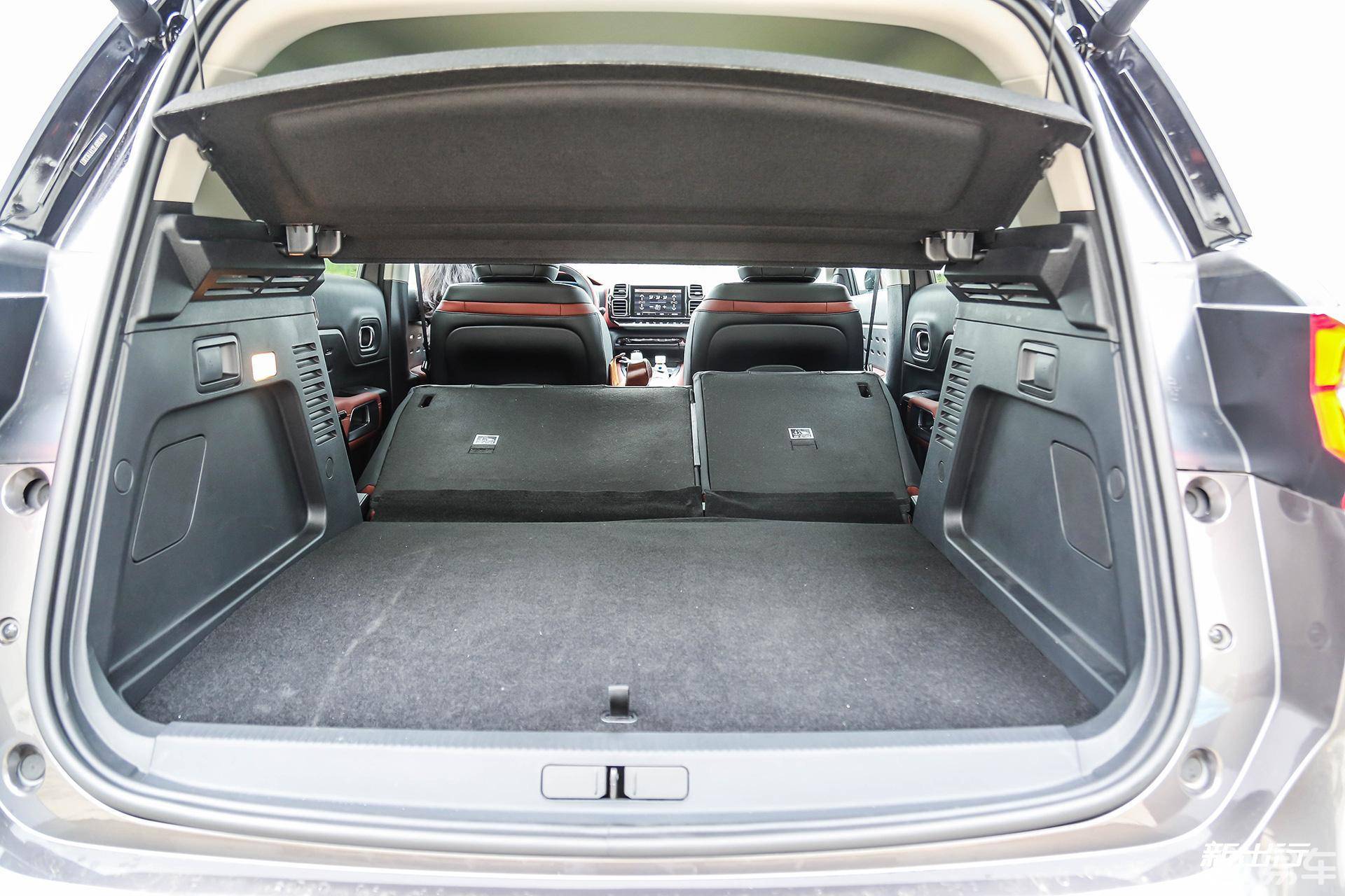 后排座椅可以 4/6 分割放倒,但放倒后无法全平后备箱隔板下方是杂物槽