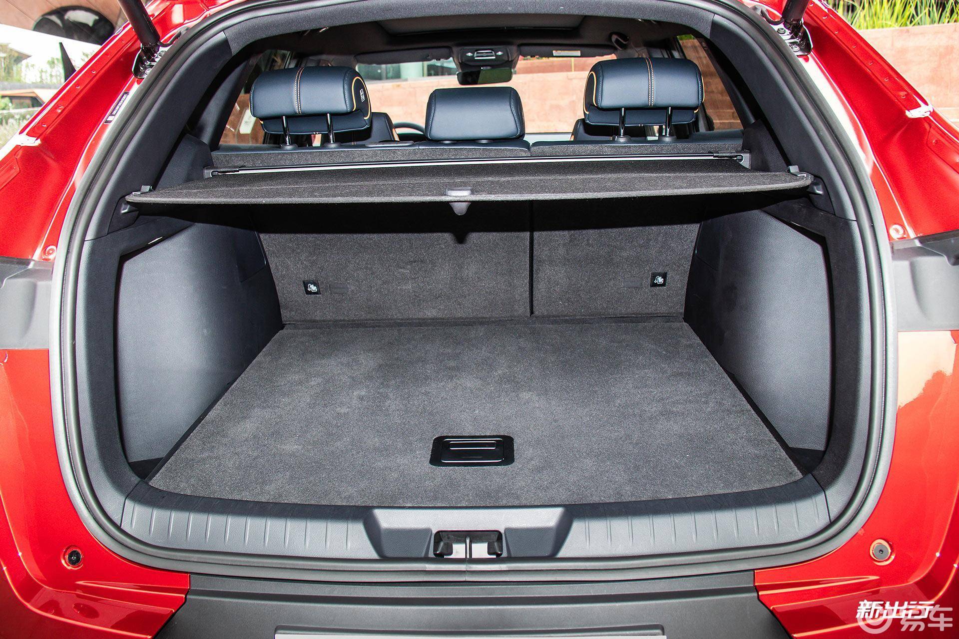 后排座椅支持 4/6 分割放倒,放倒后与后备箱平齐 宋plus 的乘坐空间有