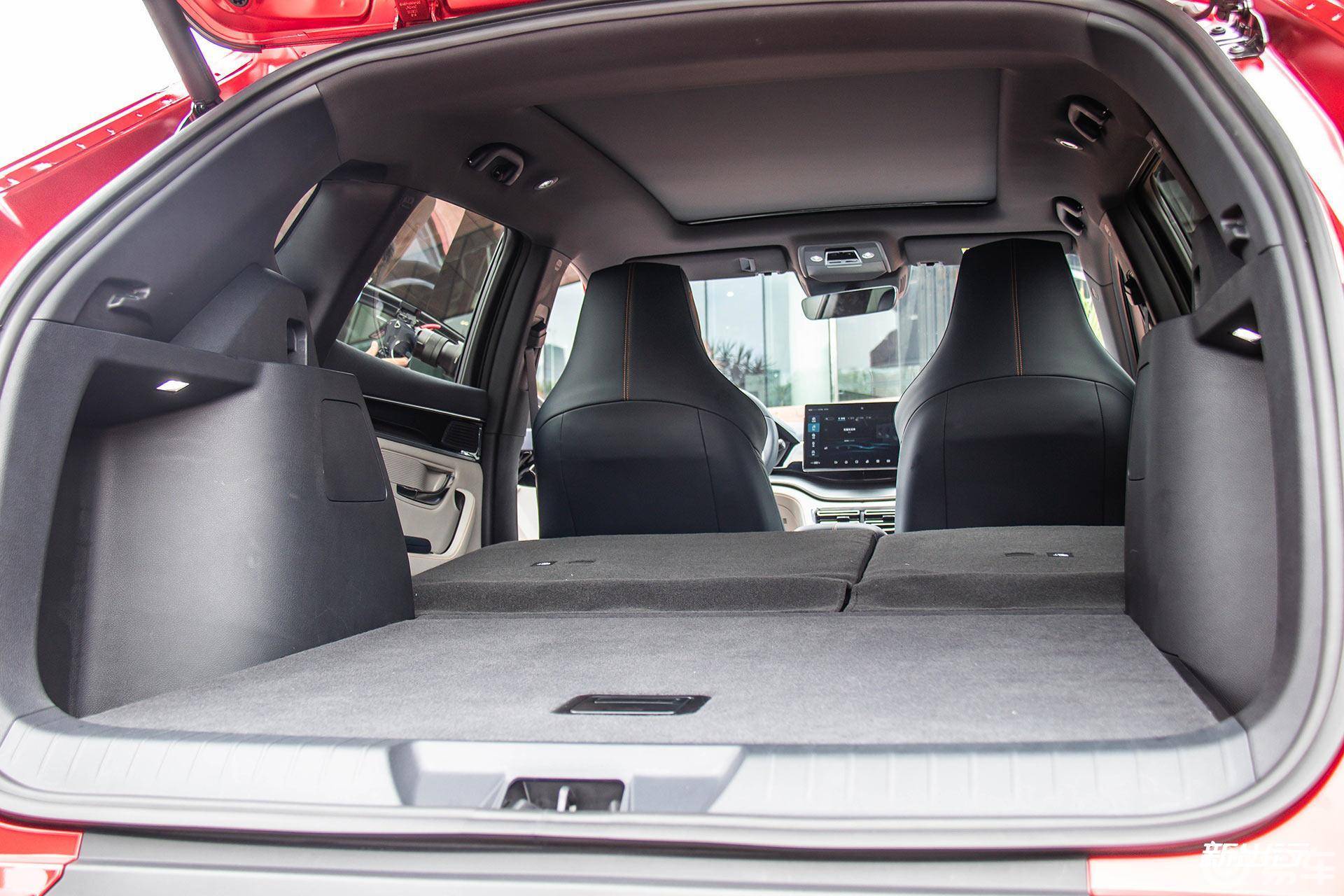 后排座椅支持 4/6 分割放倒,放倒后与后备箱平齐 宋plus 的乘坐空间有